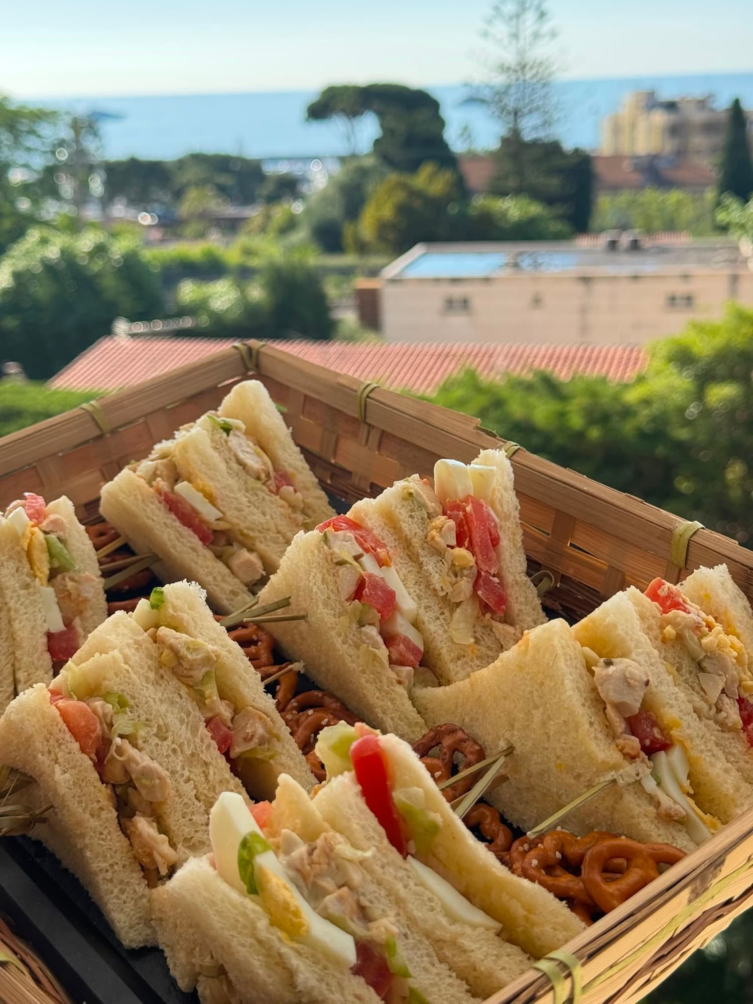 Club sandwichs en panier avec vue sur la mer, catering à bord ALL YACHT