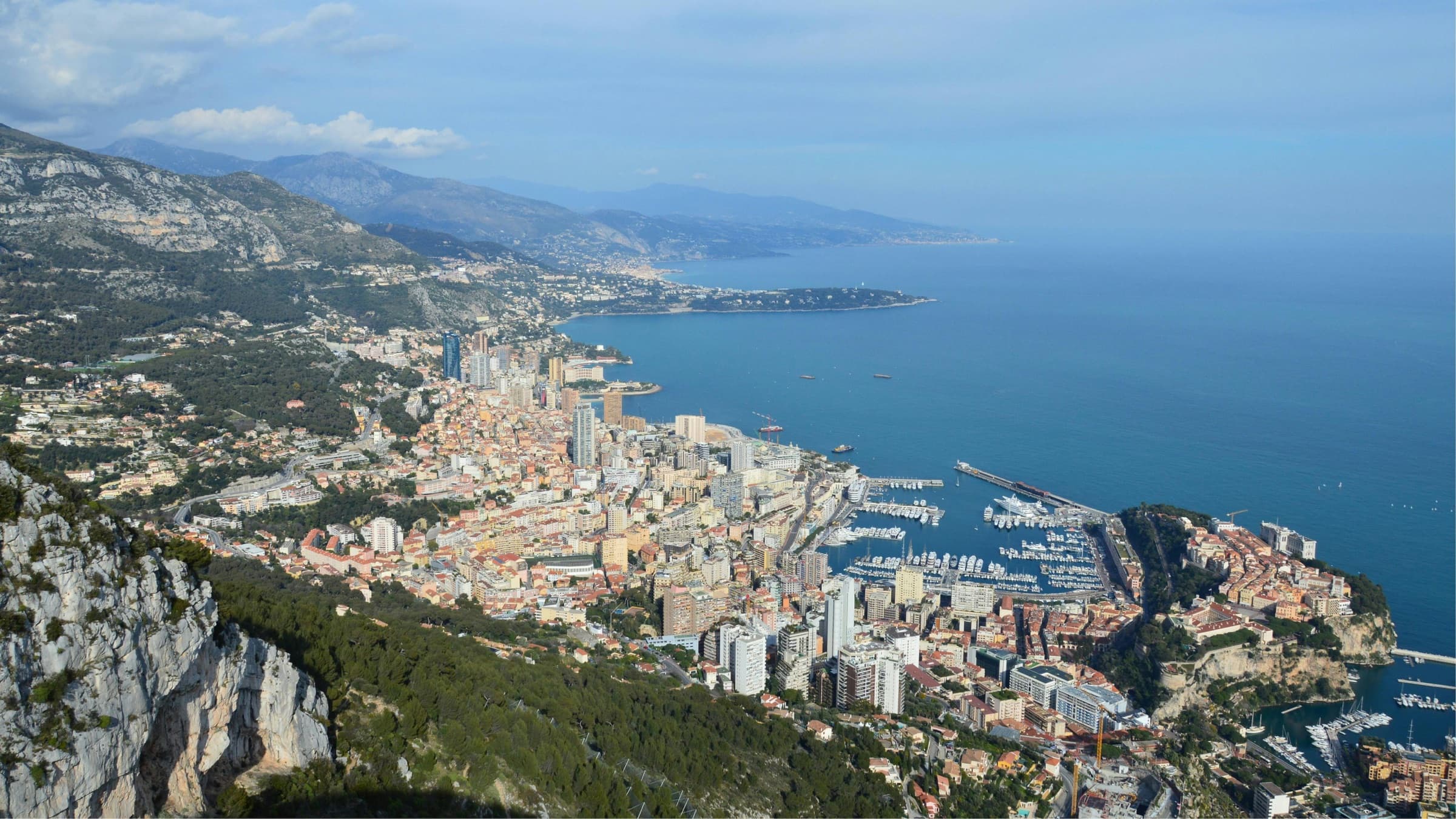 Monaco vu du ciel, le Rocher et le port face à la Méditerranée
