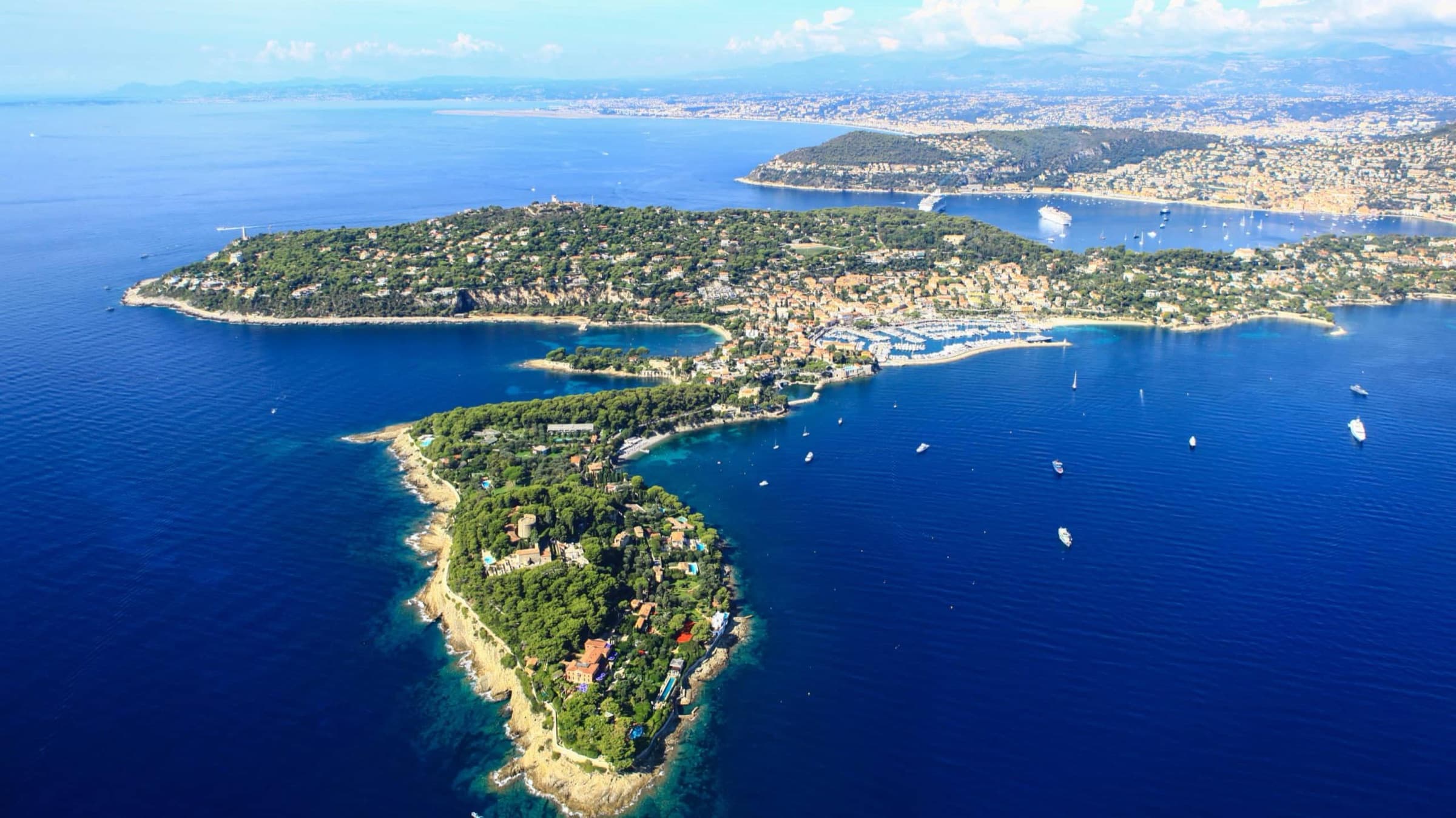 Vue aérienne de la presqu'île de Saint-Jean-Cap-Ferrat et de ses eaux turquoise, Côte d'Azur