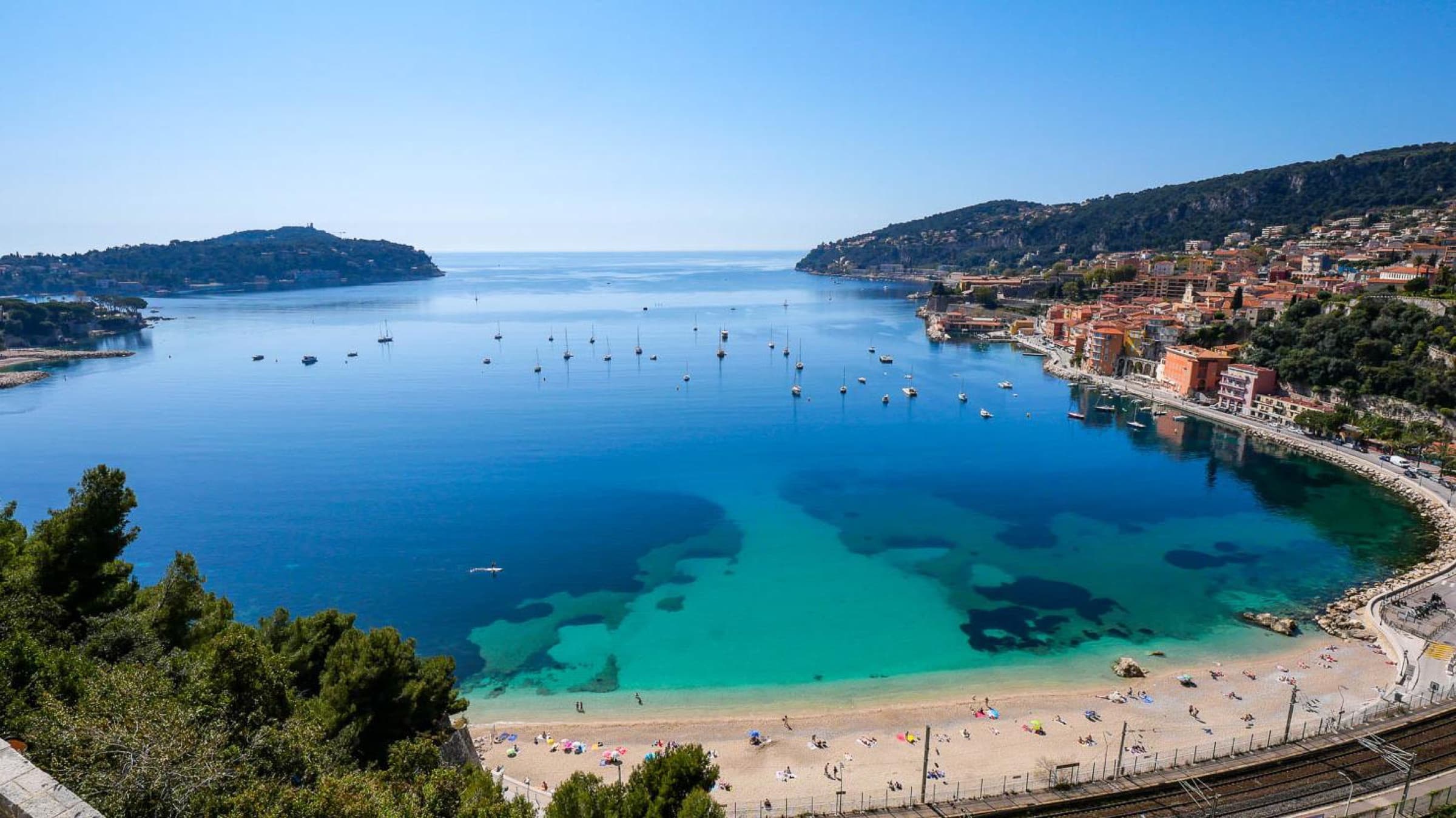 La rade et la plage de Villefranche-sur-Mer aux eaux turquoise, Côte d'Azur