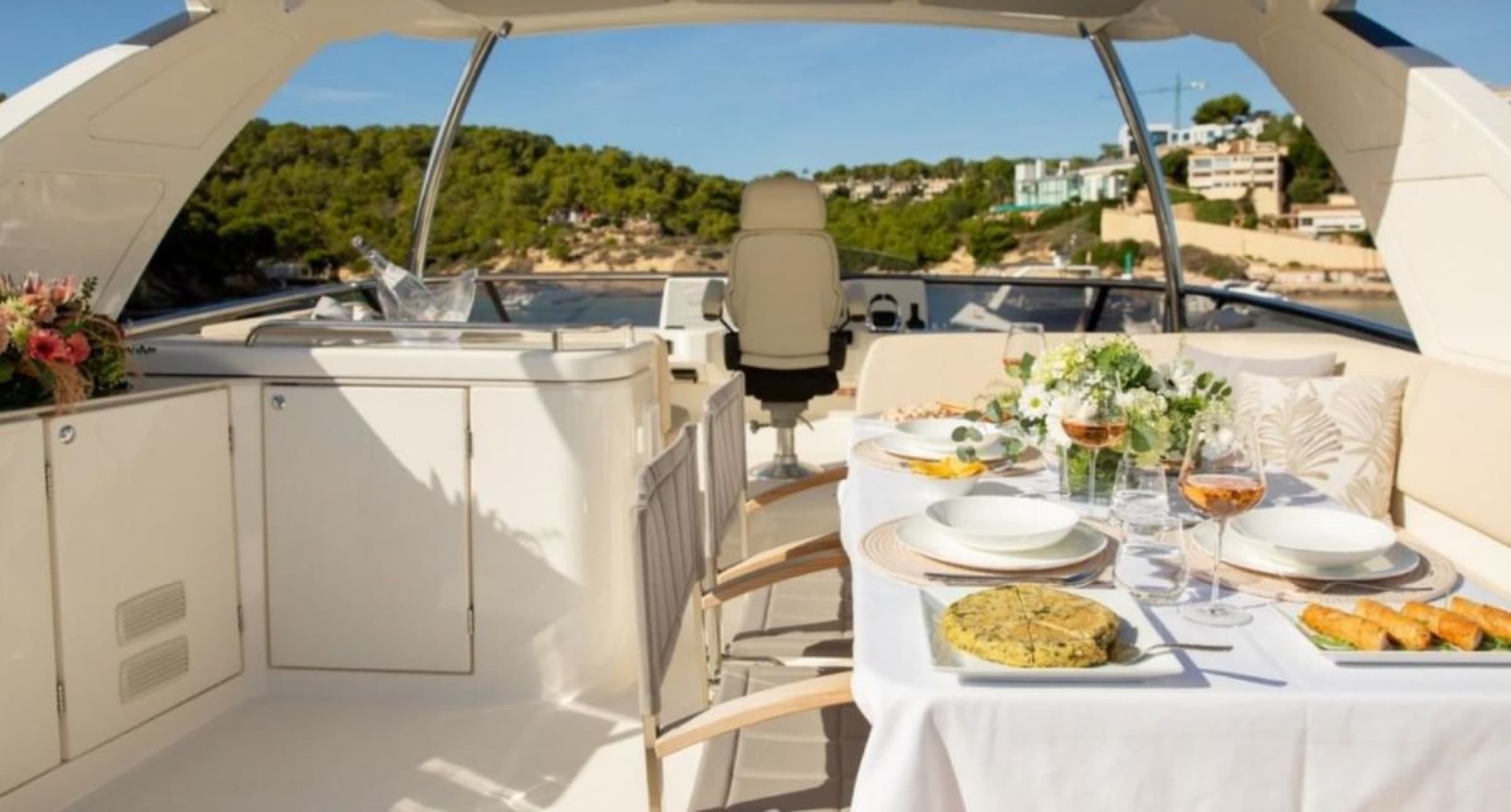 Le Absolute Navetta 58 en location sur la Côte d'Azur, vue 12