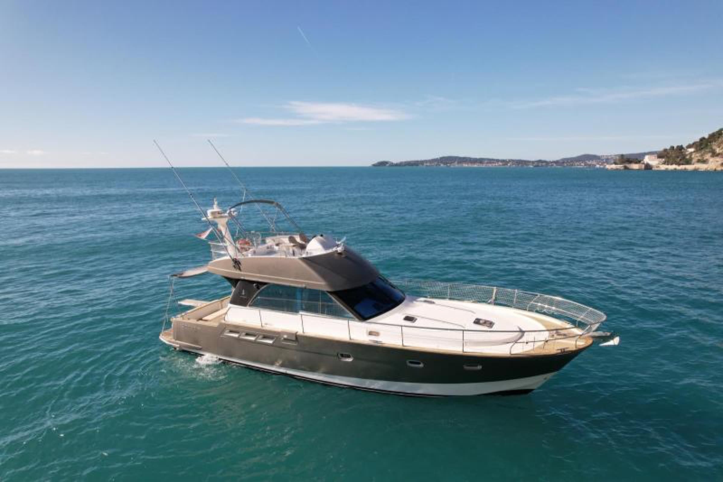 Le Beneteau Antares 13.80 en navigation au large de Beaulieu-sur-Mer
