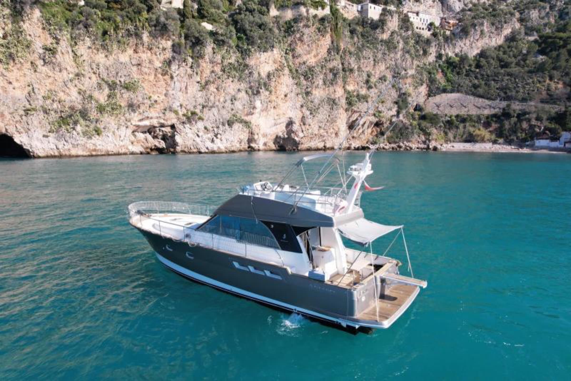 Profil du Beneteau Antares 13.80 dans les eaux turquoise de la Côte d'Azur