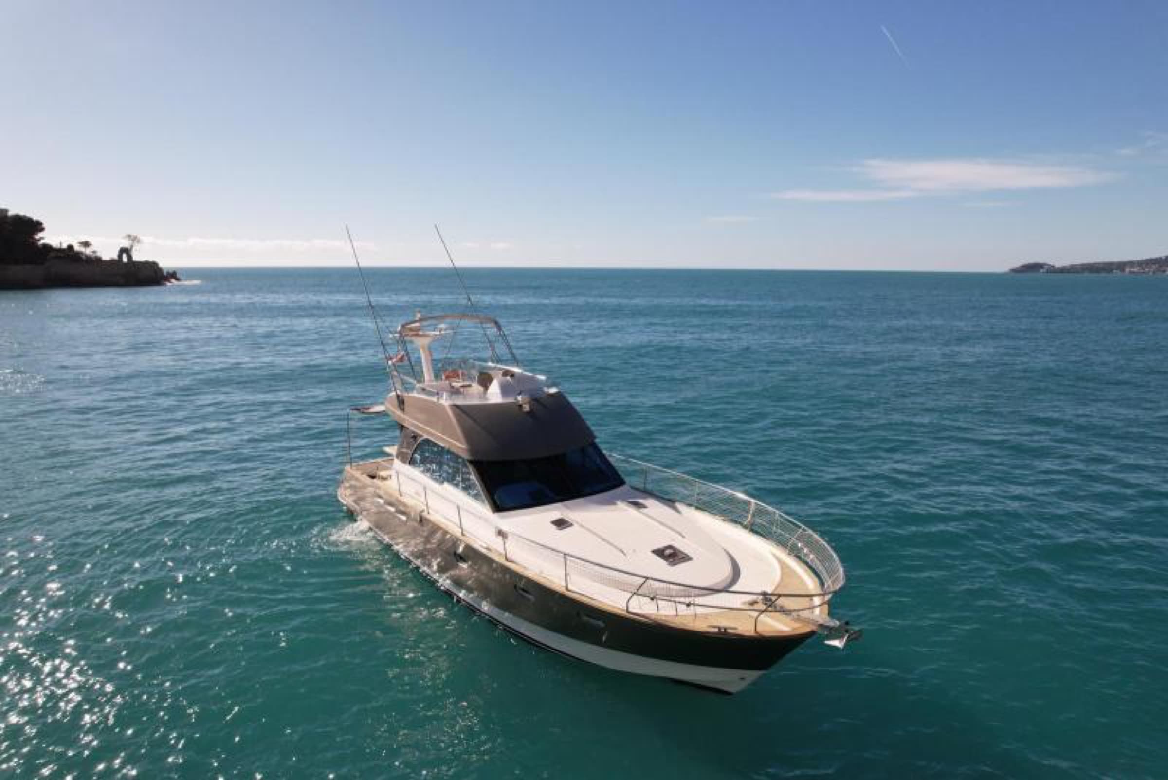 L'étrave du Beneteau Antares 13.80 au mouillage sur la Riviera