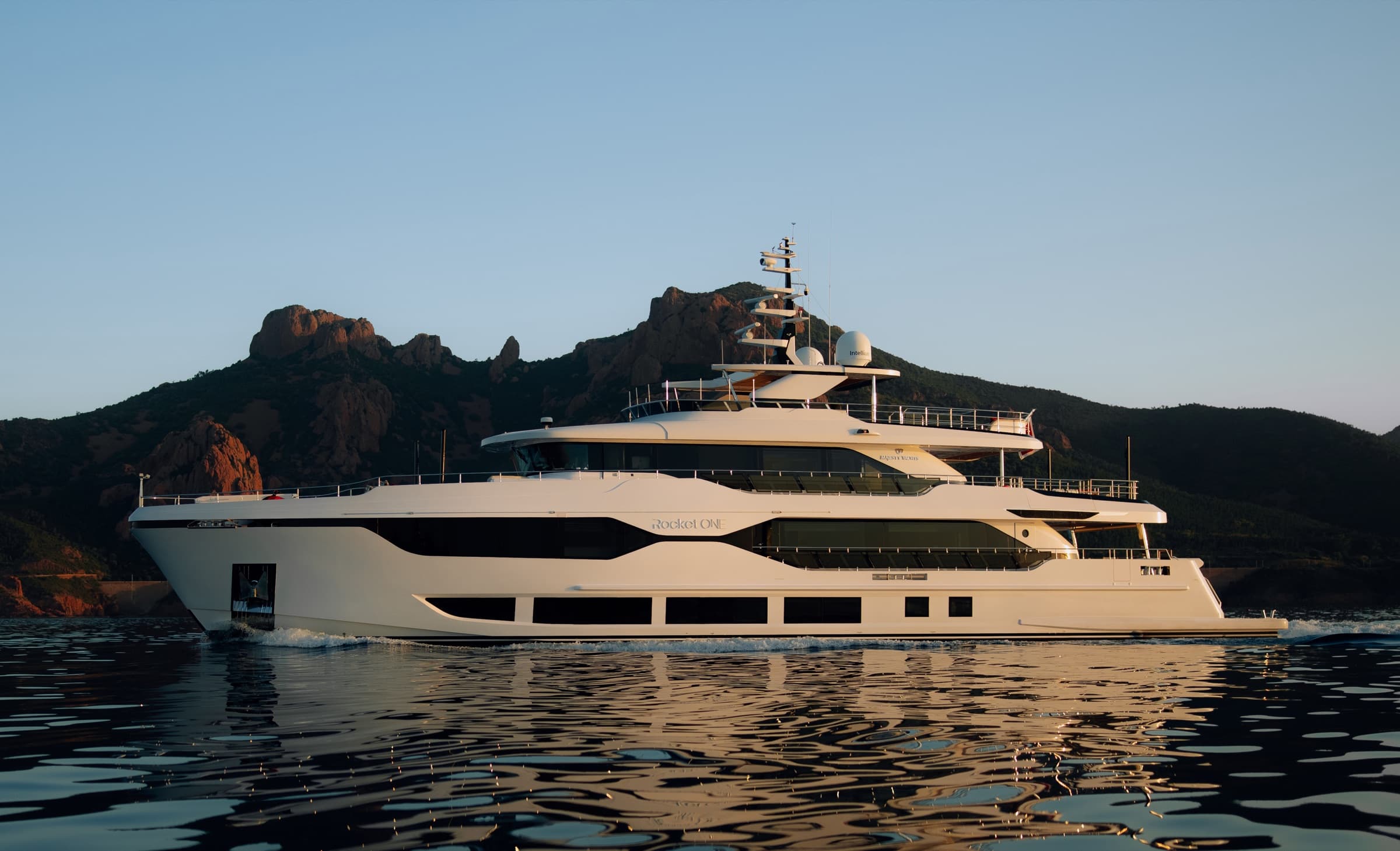 Majesty 120, yacht charter on the French Riviera