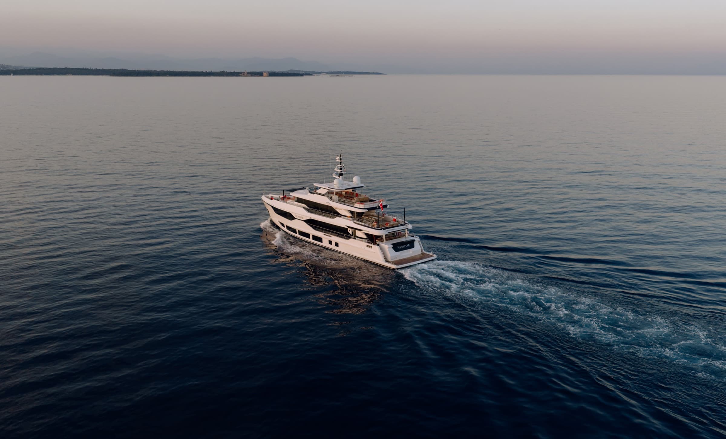 Majesty 120, yacht charter on the French Riviera (2)