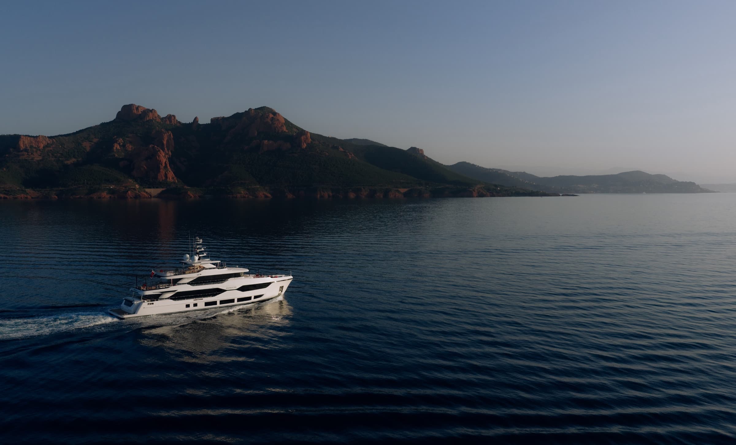 Majesty 120, yacht charter on the French Riviera (3)