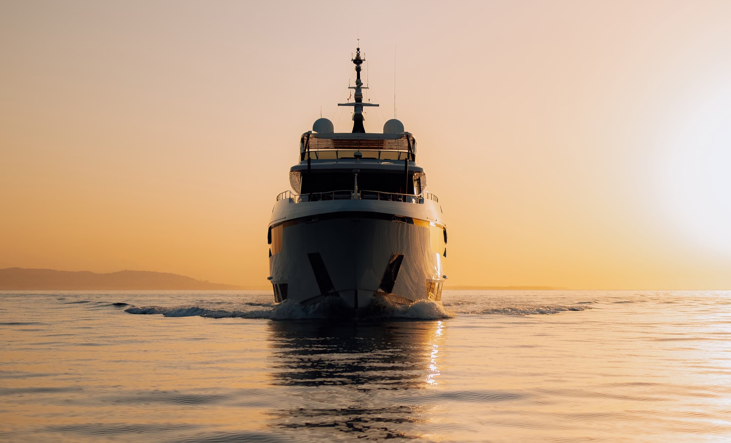Majesty 120, yacht charter on the French Riviera (5)