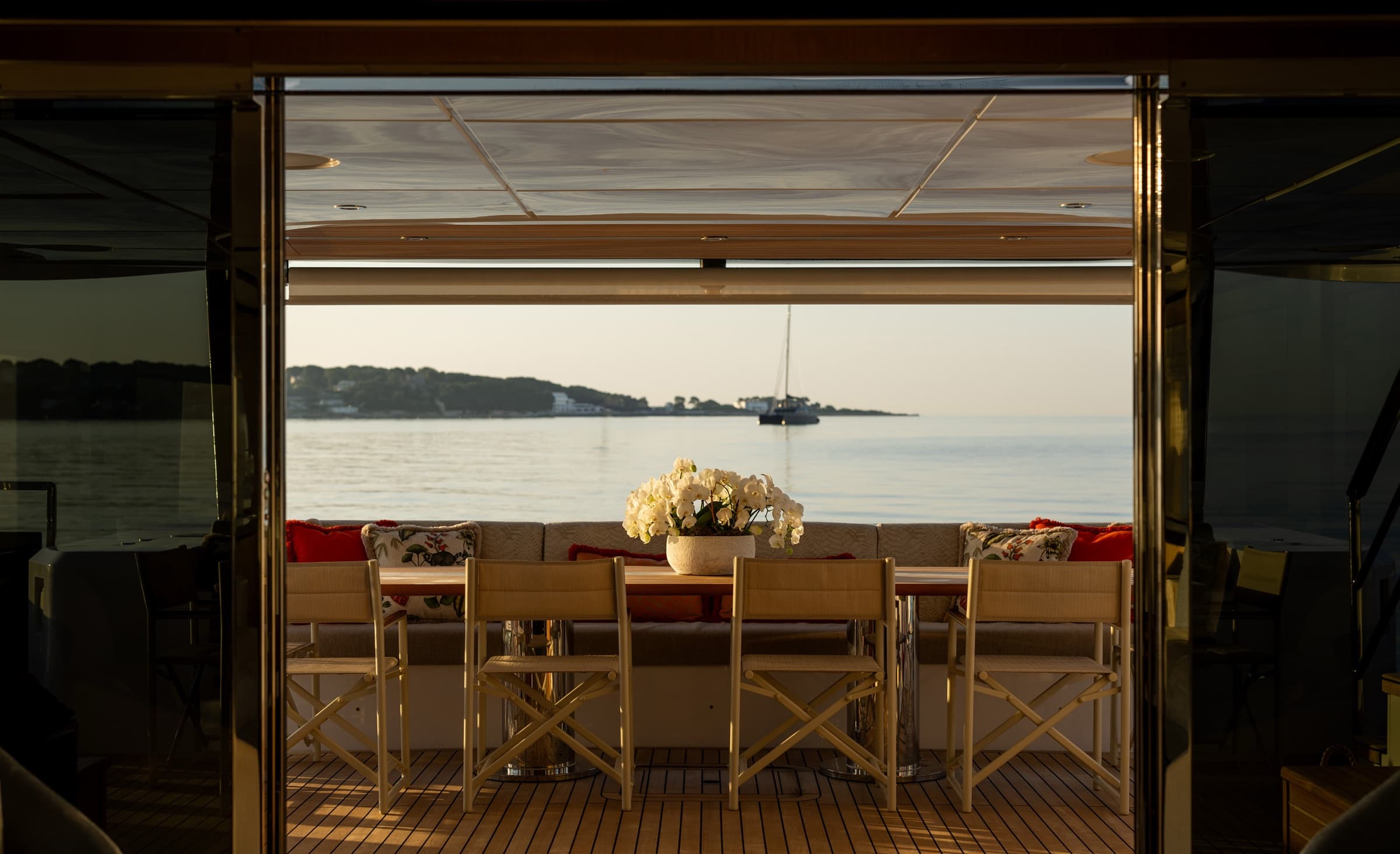 Majesty 120, yacht charter on the French Riviera (7)