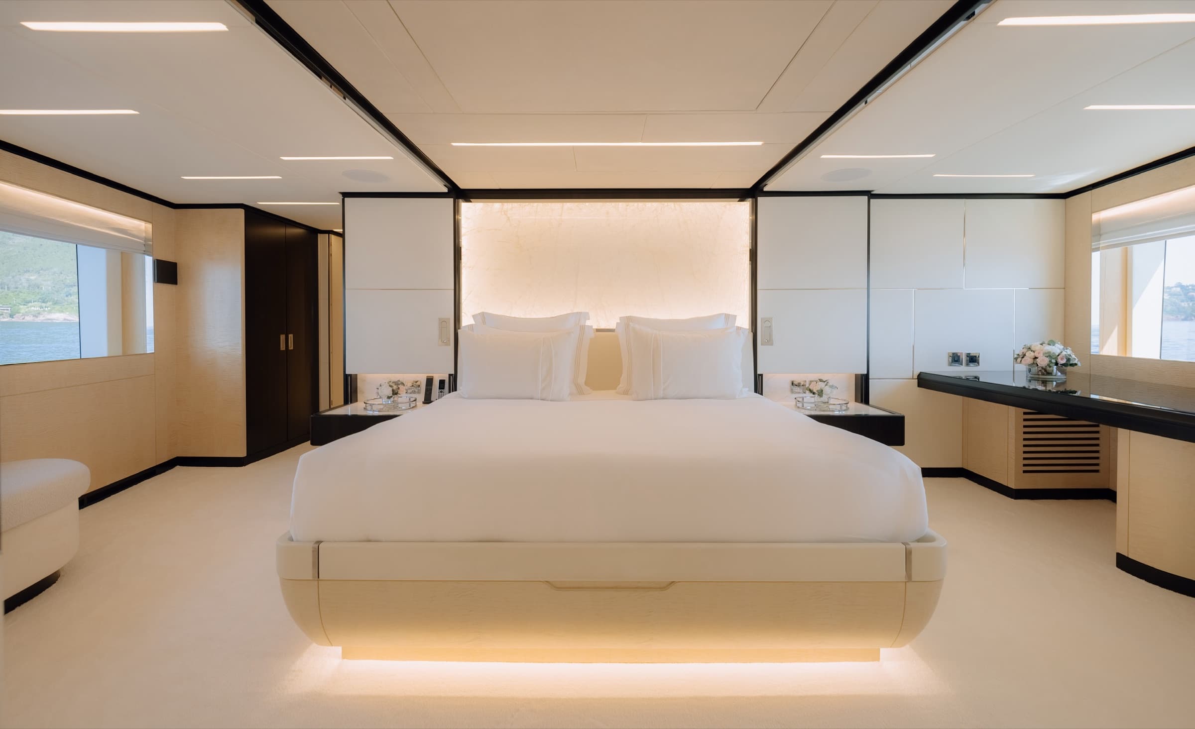 Majesty 120, yacht charter on the French Riviera (12)