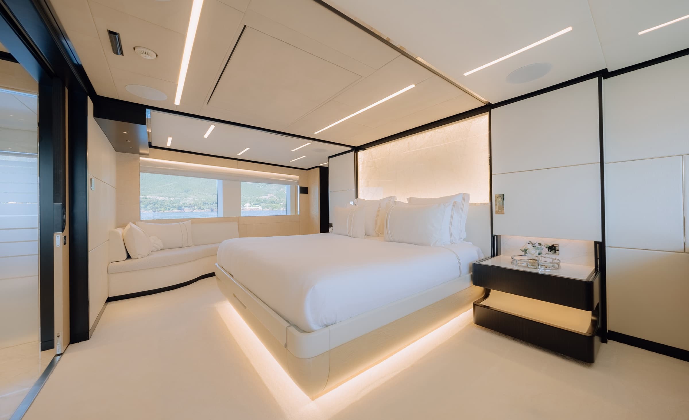 Majesty 120, yacht charter on the French Riviera (13)