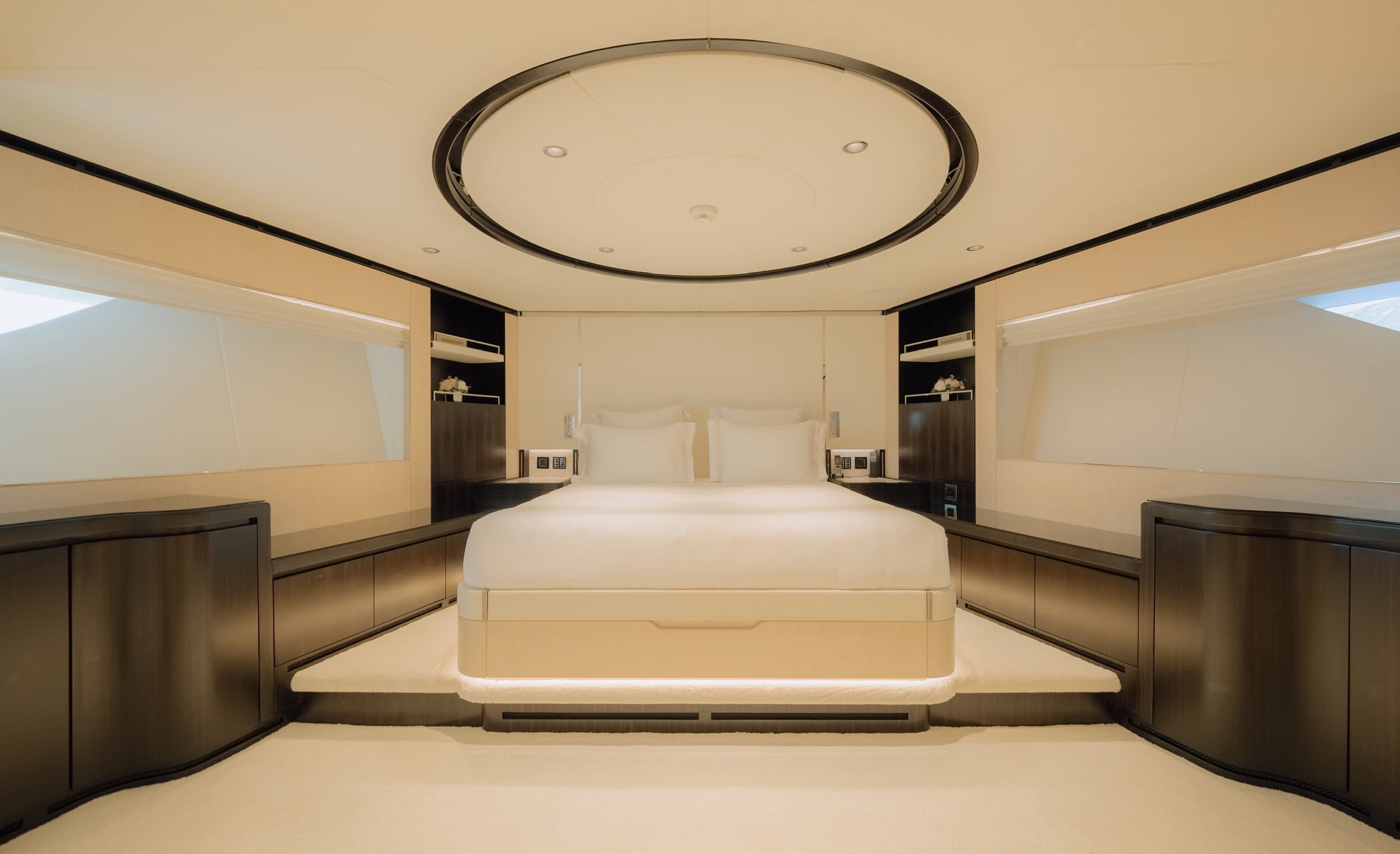 Majesty 120, yacht charter on the French Riviera (16)