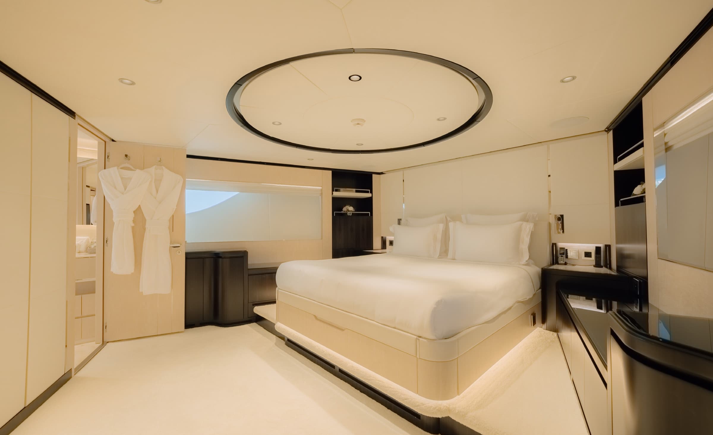 Majesty 120, yacht charter on the French Riviera (17)