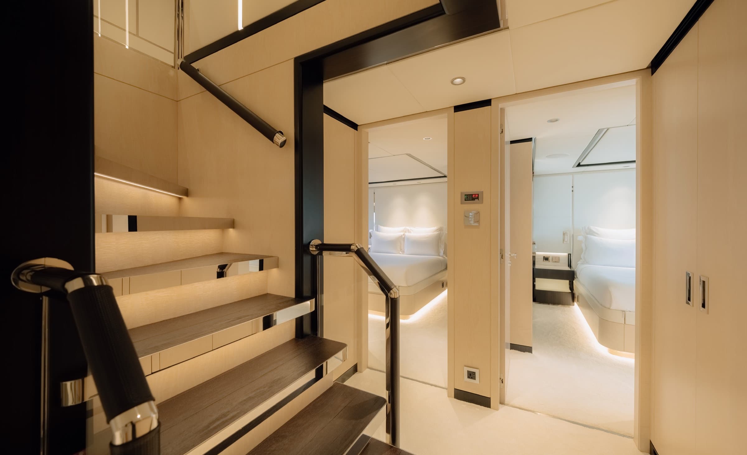 Majesty 120, yacht charter on the French Riviera (18)