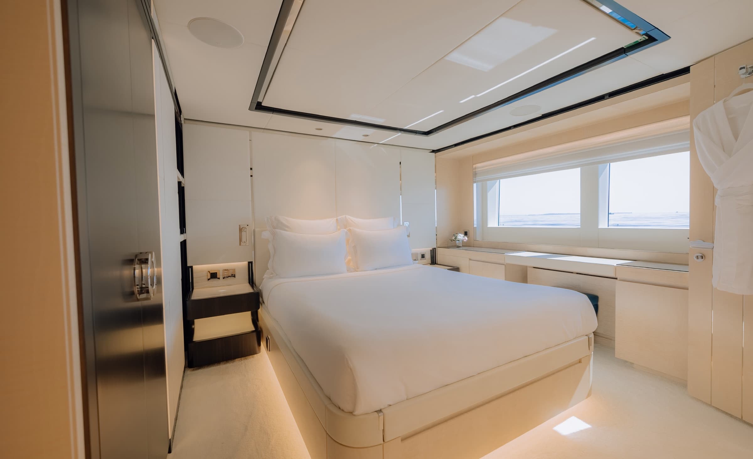 Majesty 120, yacht charter on the French Riviera (19)