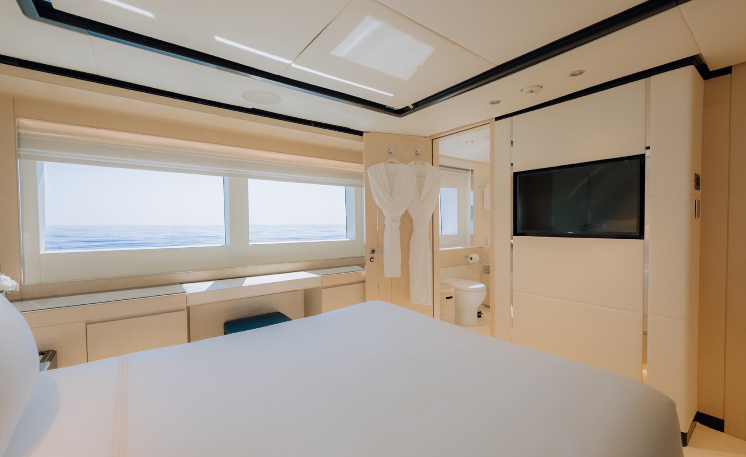 Majesty 120, yacht charter on the French Riviera (21)