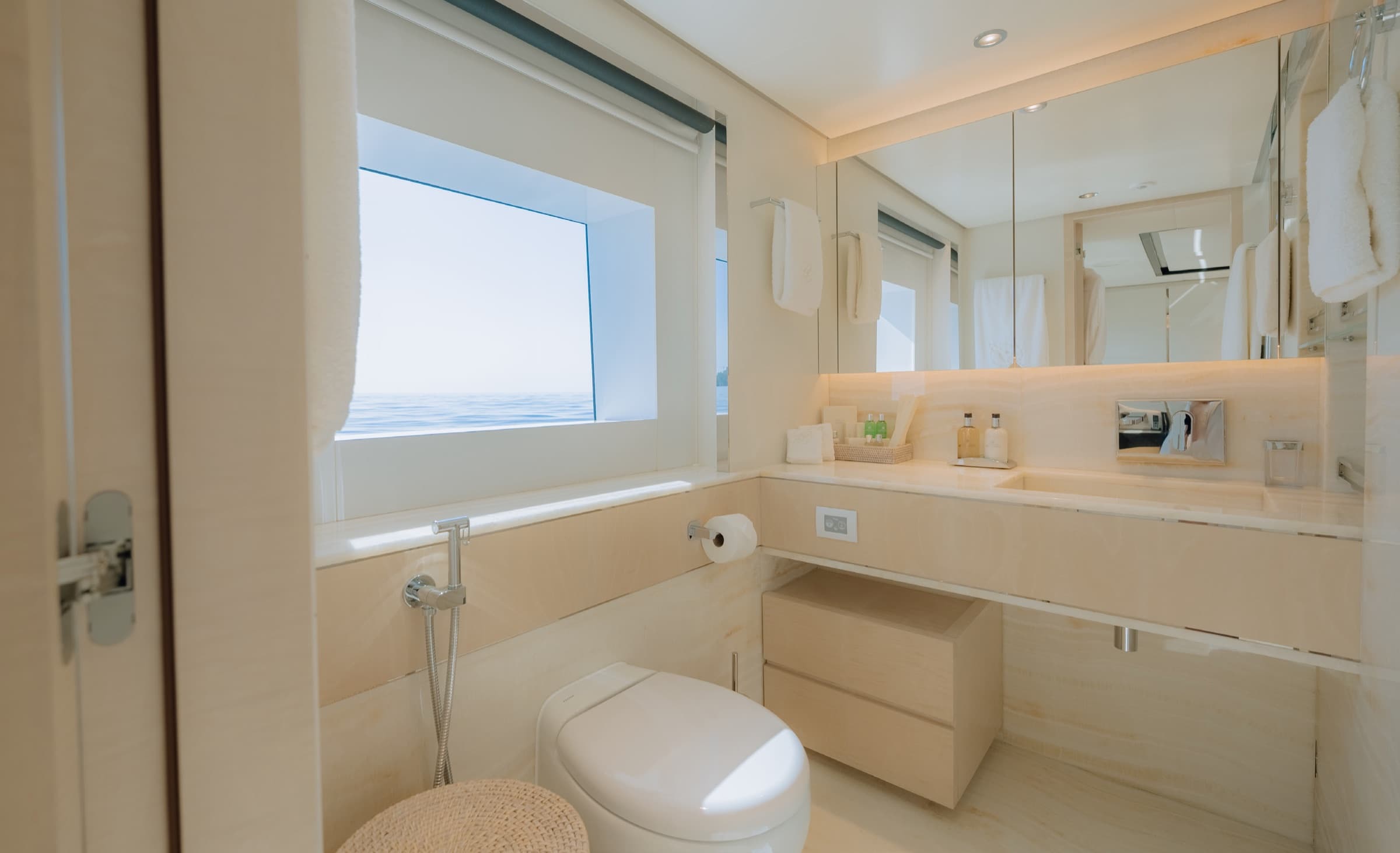 Majesty 120, yacht charter on the French Riviera (23)