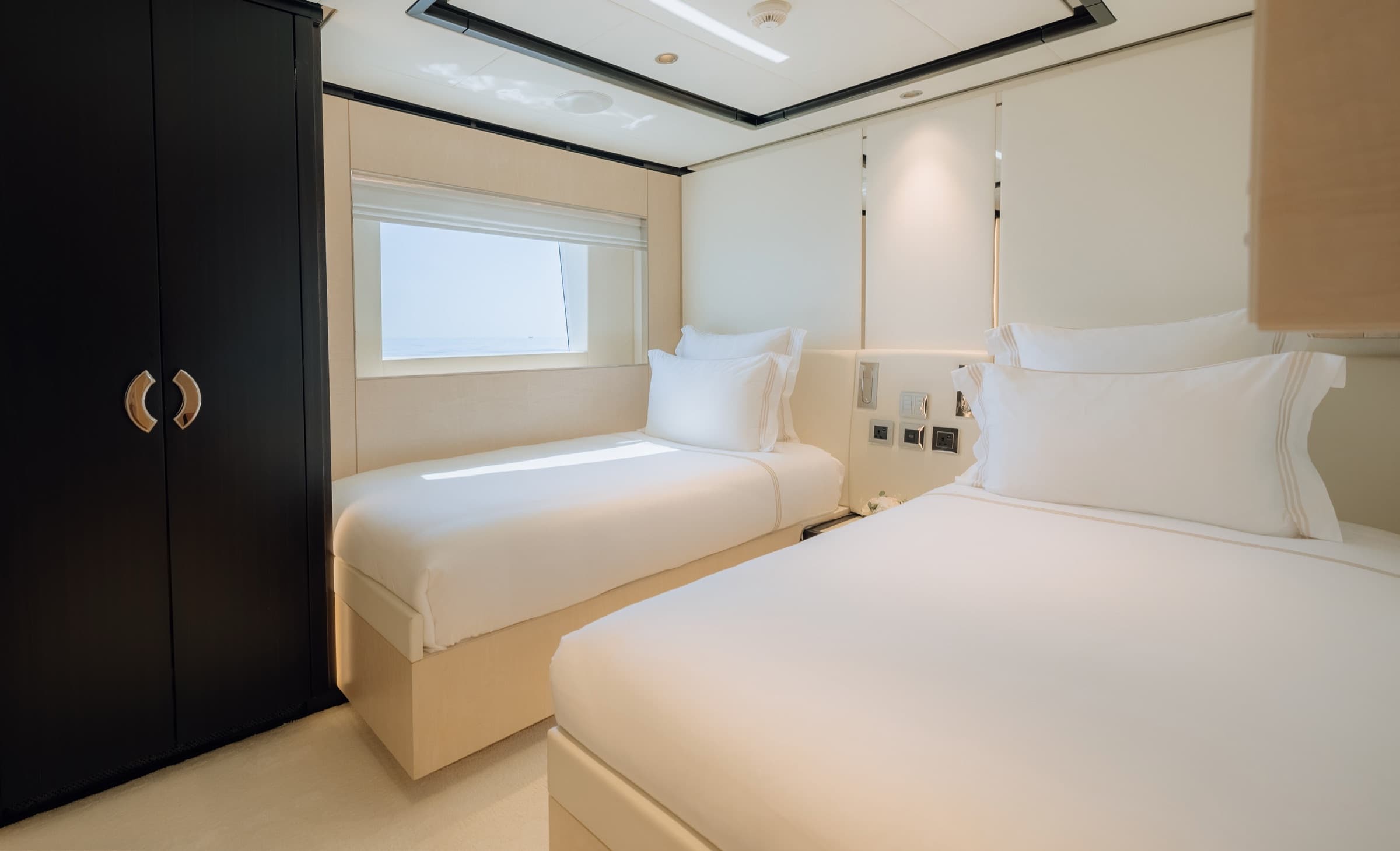 Majesty 120, yacht charter on the French Riviera (24)