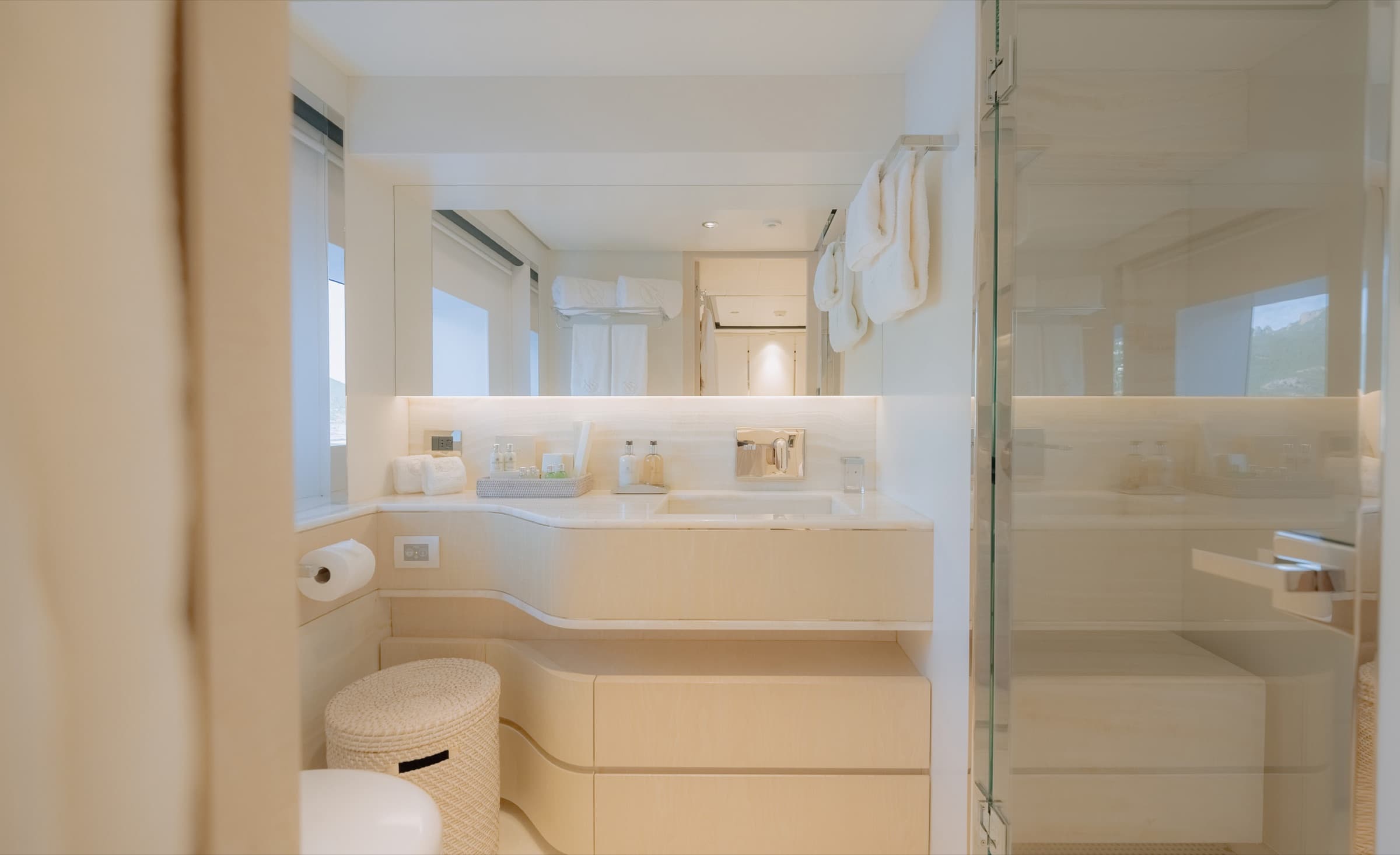 Majesty 120, yacht charter on the French Riviera (26)