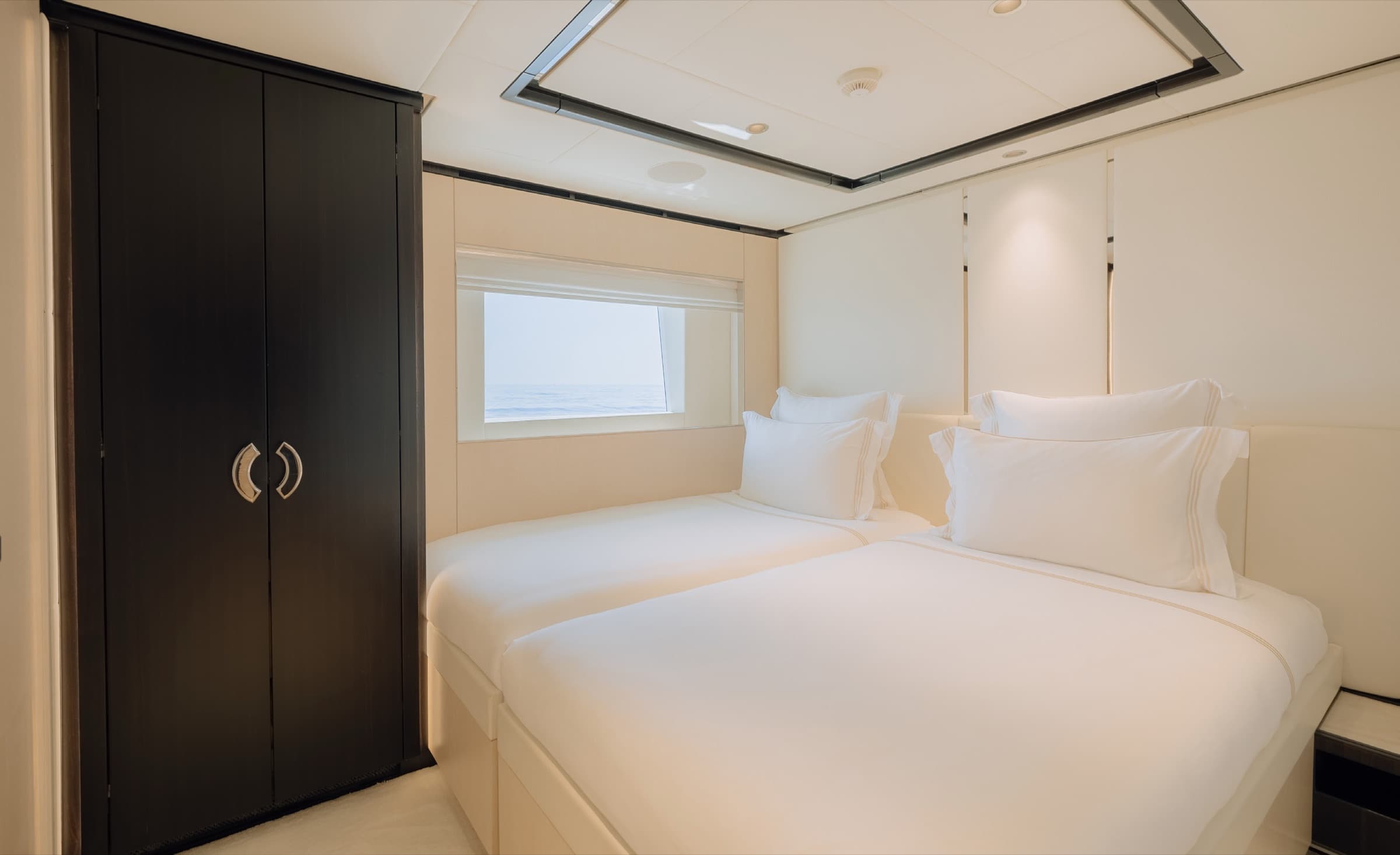 Majesty 120, yacht charter on the French Riviera (27)