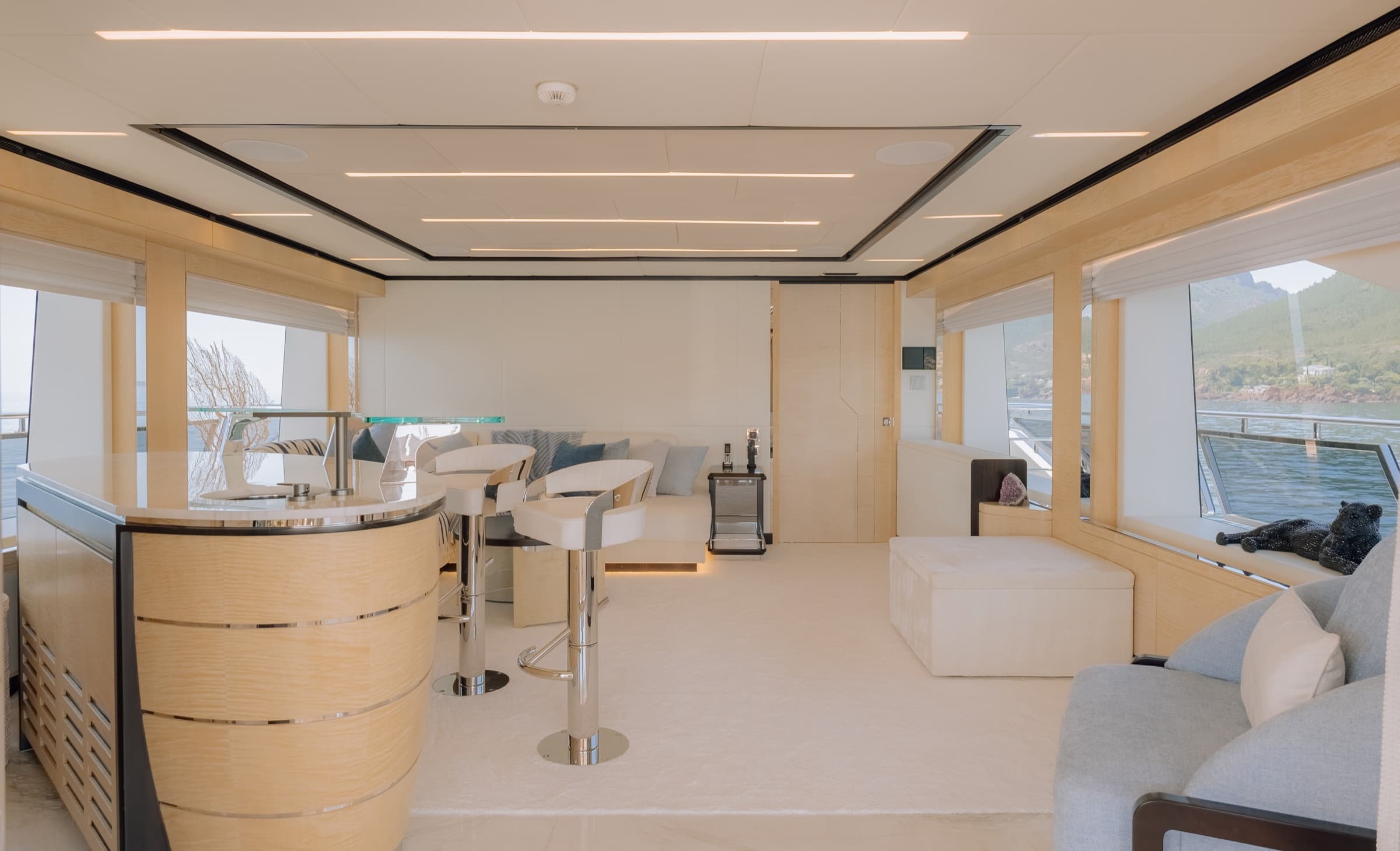 Majesty 120, yacht charter on the French Riviera (28)