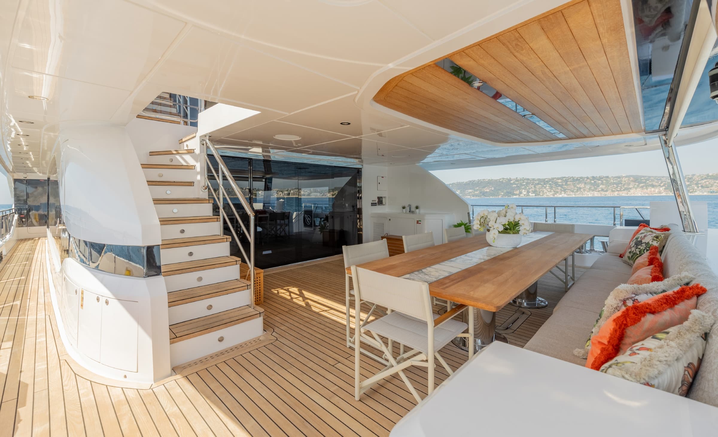 Majesty 120, yacht charter on the French Riviera (29)