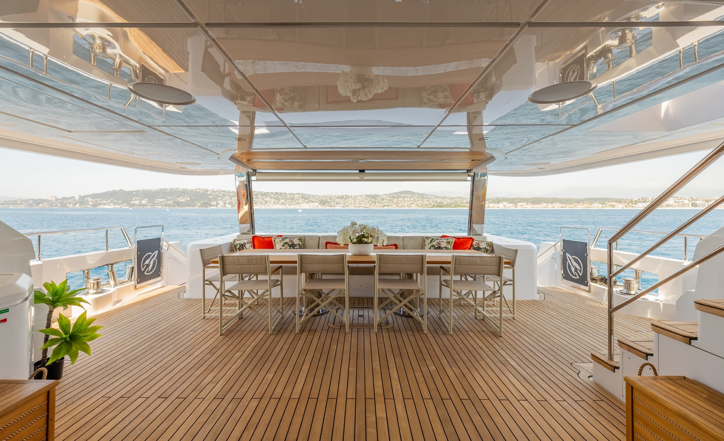 Majesty 120, yacht charter on the French Riviera (30)