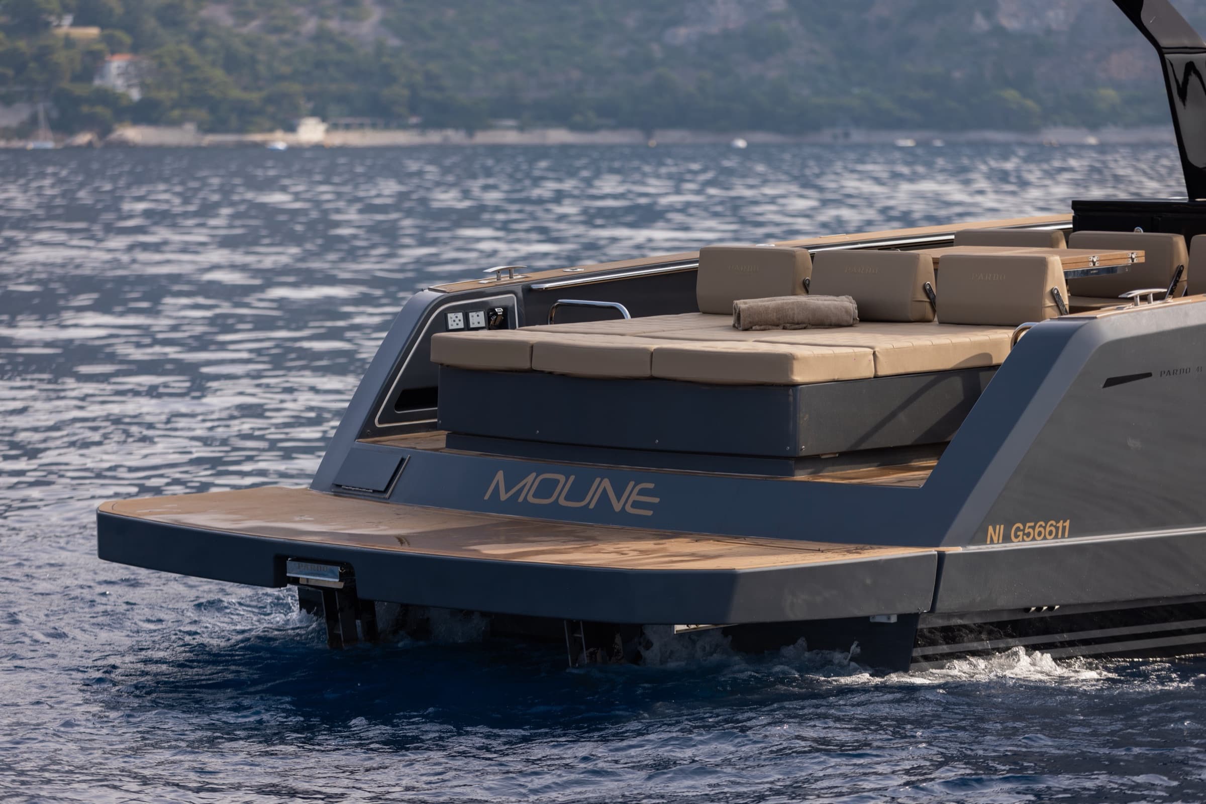 Les bains de soleil arrière et la plateforme de bain du Pardo 43 au mouillage près du Cap-Ferrat