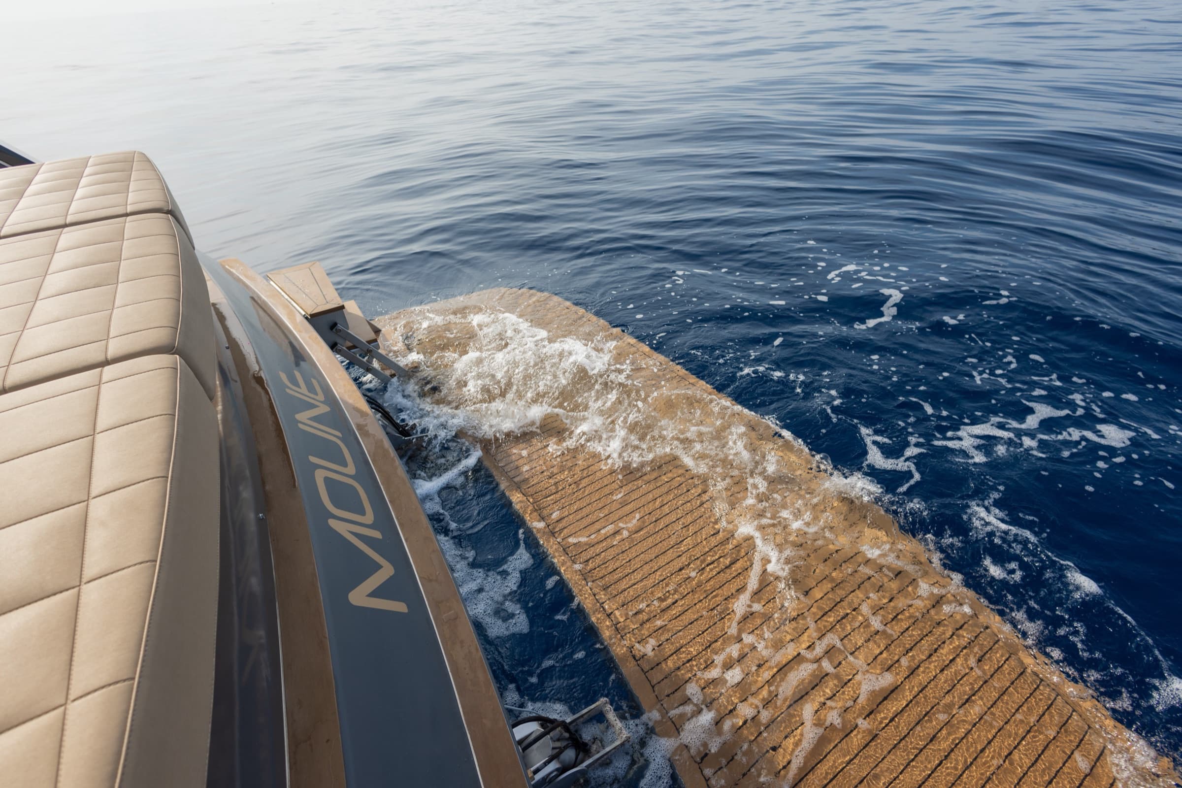 La plateforme de bain hydraulique du Pardo 43 effleurant l'eau, au large de la Côte d'Azur