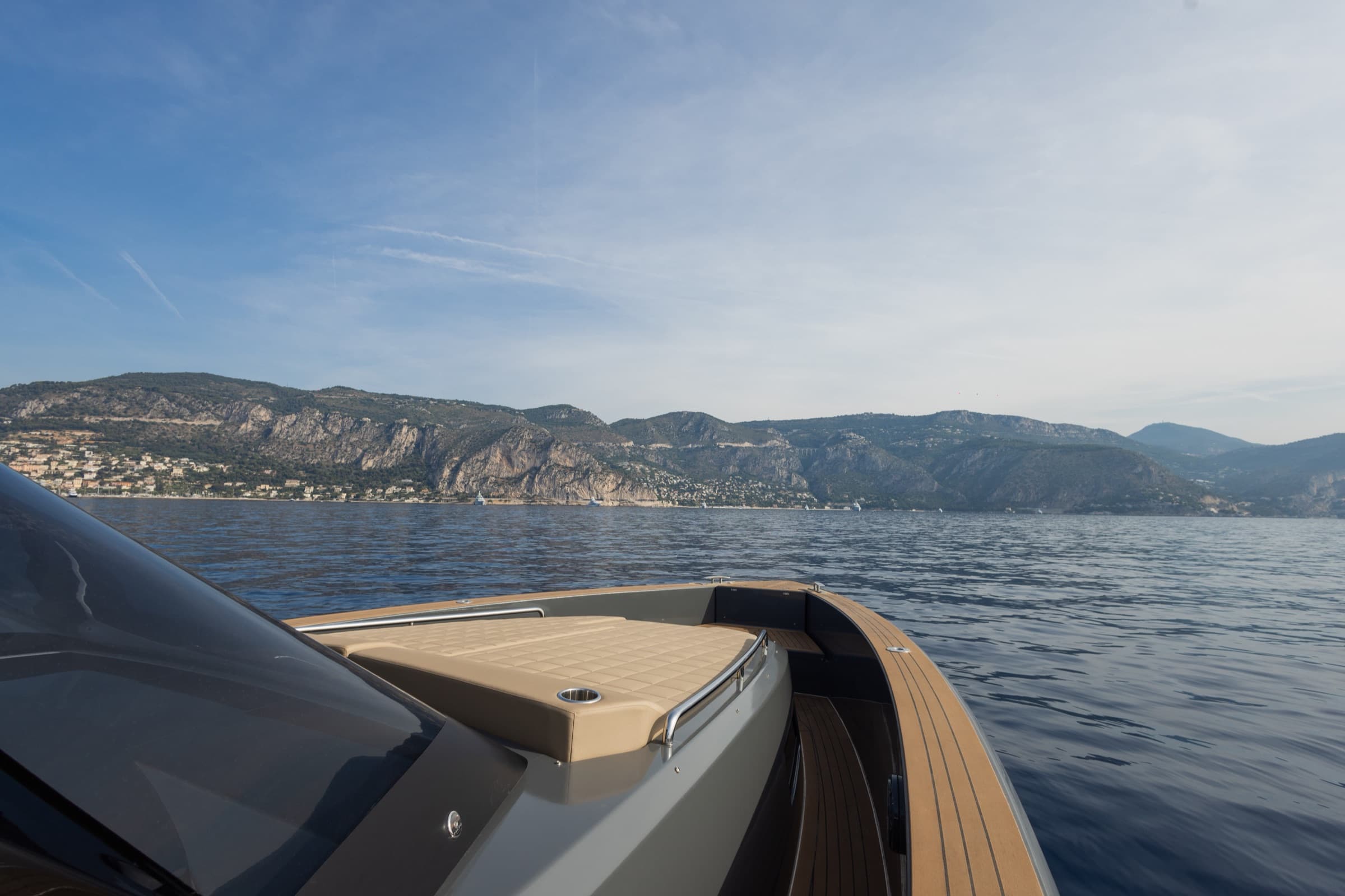 Le bain de soleil avant du Pardo 43 devant les hauteurs du Cap-Ferrat