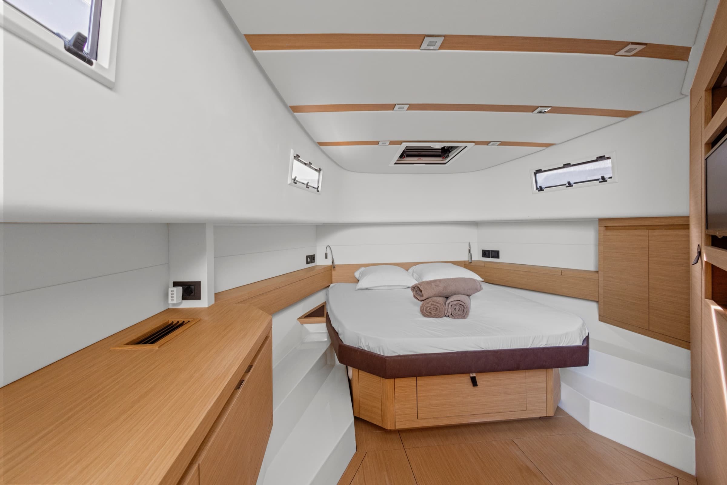 La cabine propriétaire du Pardo 43, couchage double et bois clair