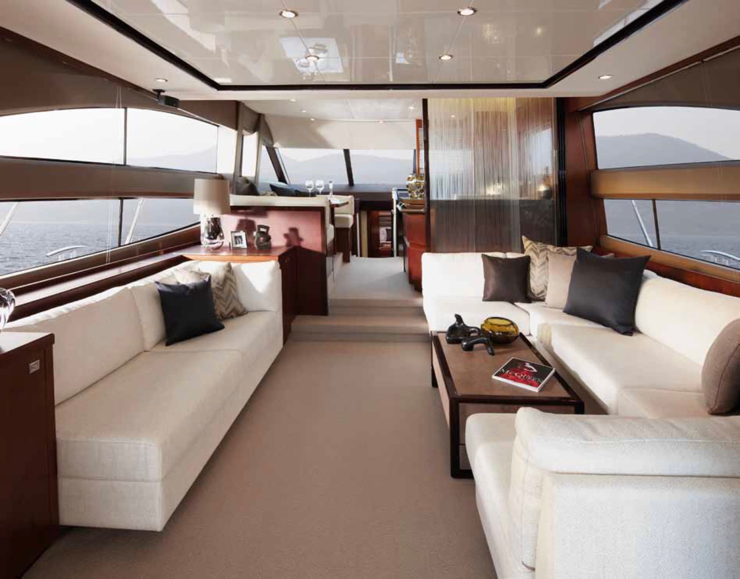Le salon lumineux du Princess 64 Fly