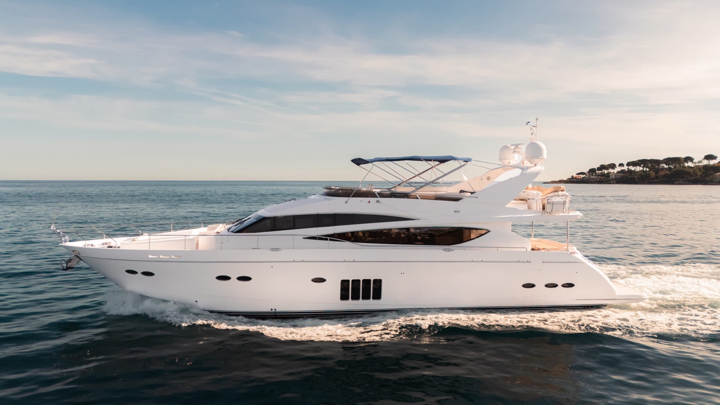 Le Princess 85 en location sur la Côte d'Azur, vue 13