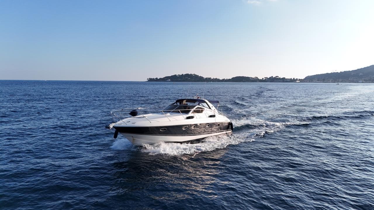 Princess V42, yacht charter on the French Riviera (4)