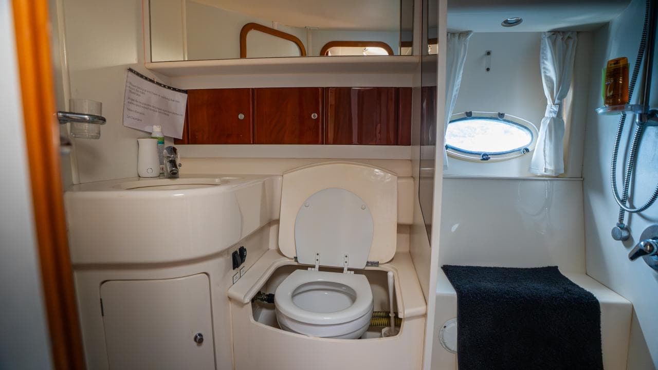 Princess V42, yacht charter on the French Riviera (13)