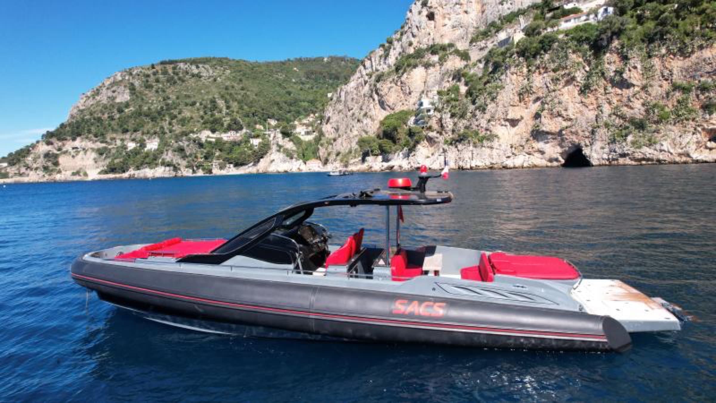 Le maxi RIB Sacs Rebel 47 longeant la côte rocheuse de la Riviera