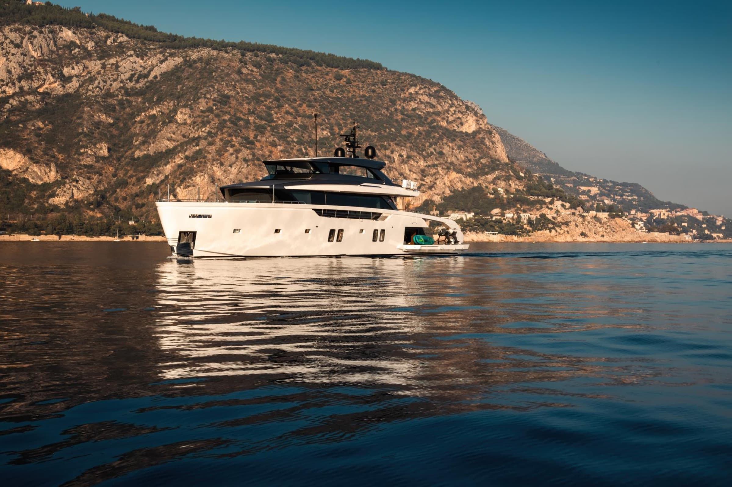 Le Sanlorenzo SX112 en location sur la Côte d'Azur, vue 3