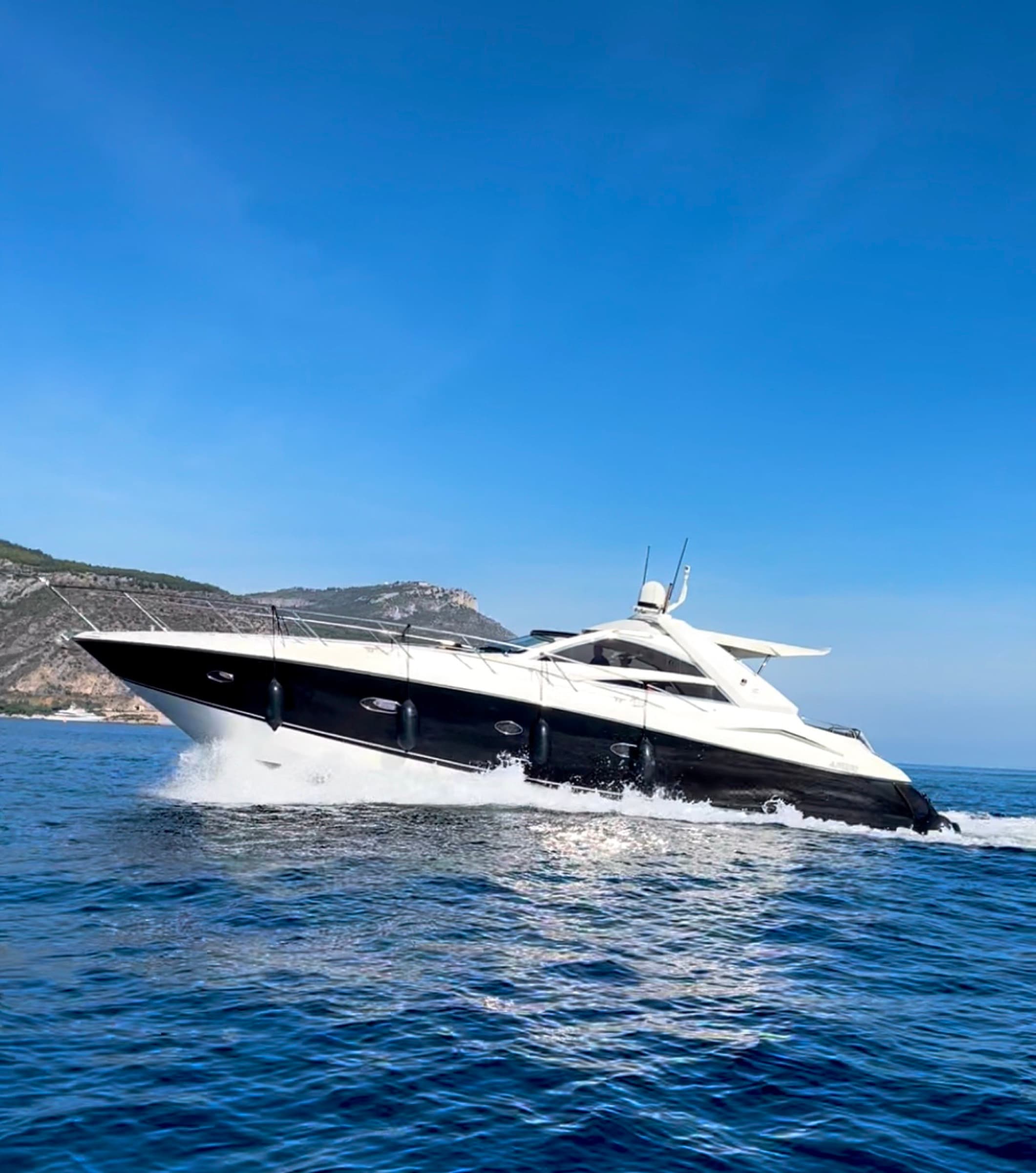 Sunseeker Portofino 53, yacht charter on the French Riviera (2)