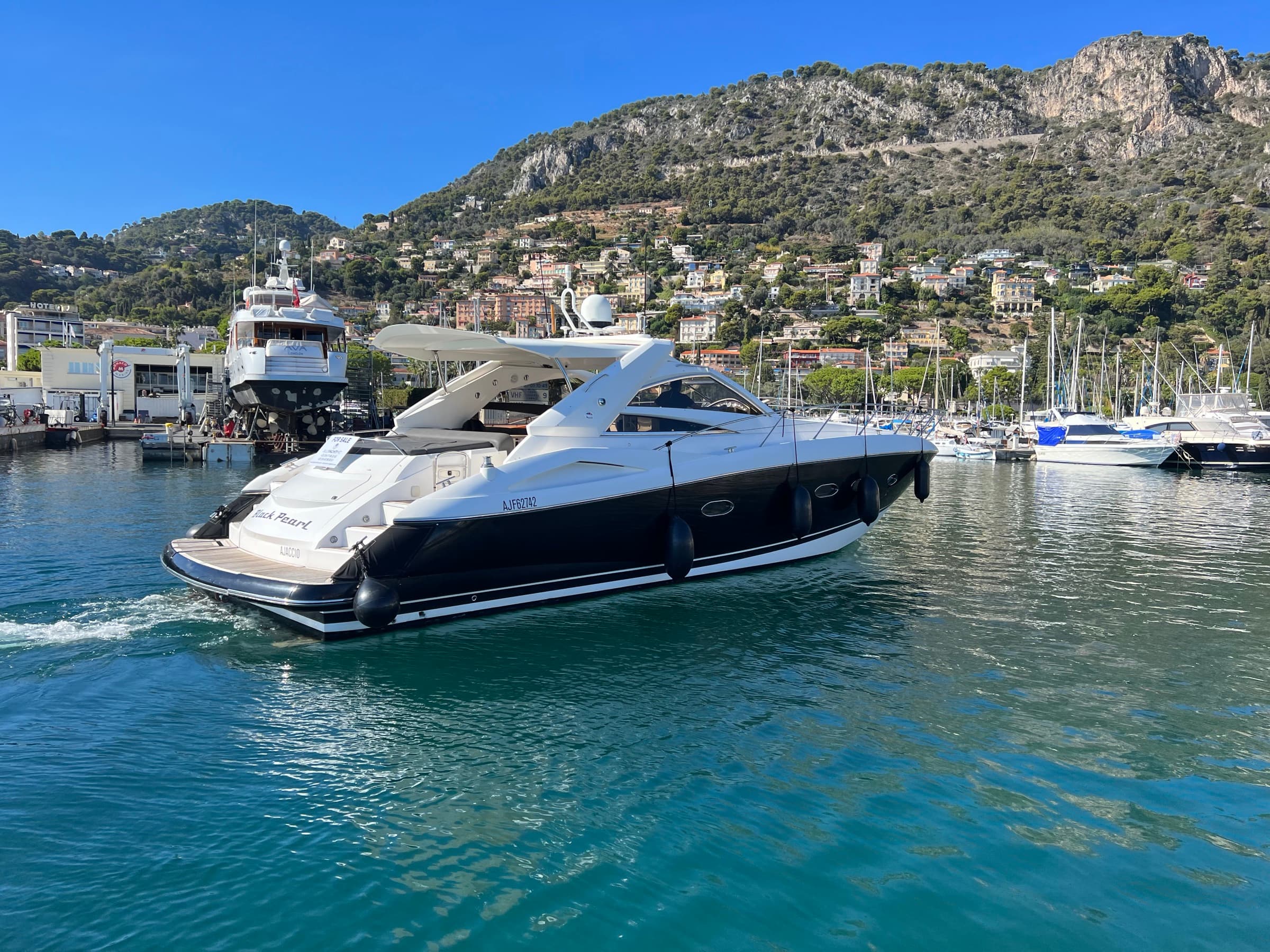 Sunseeker Portofino 53, yacht charter on the French Riviera (3)