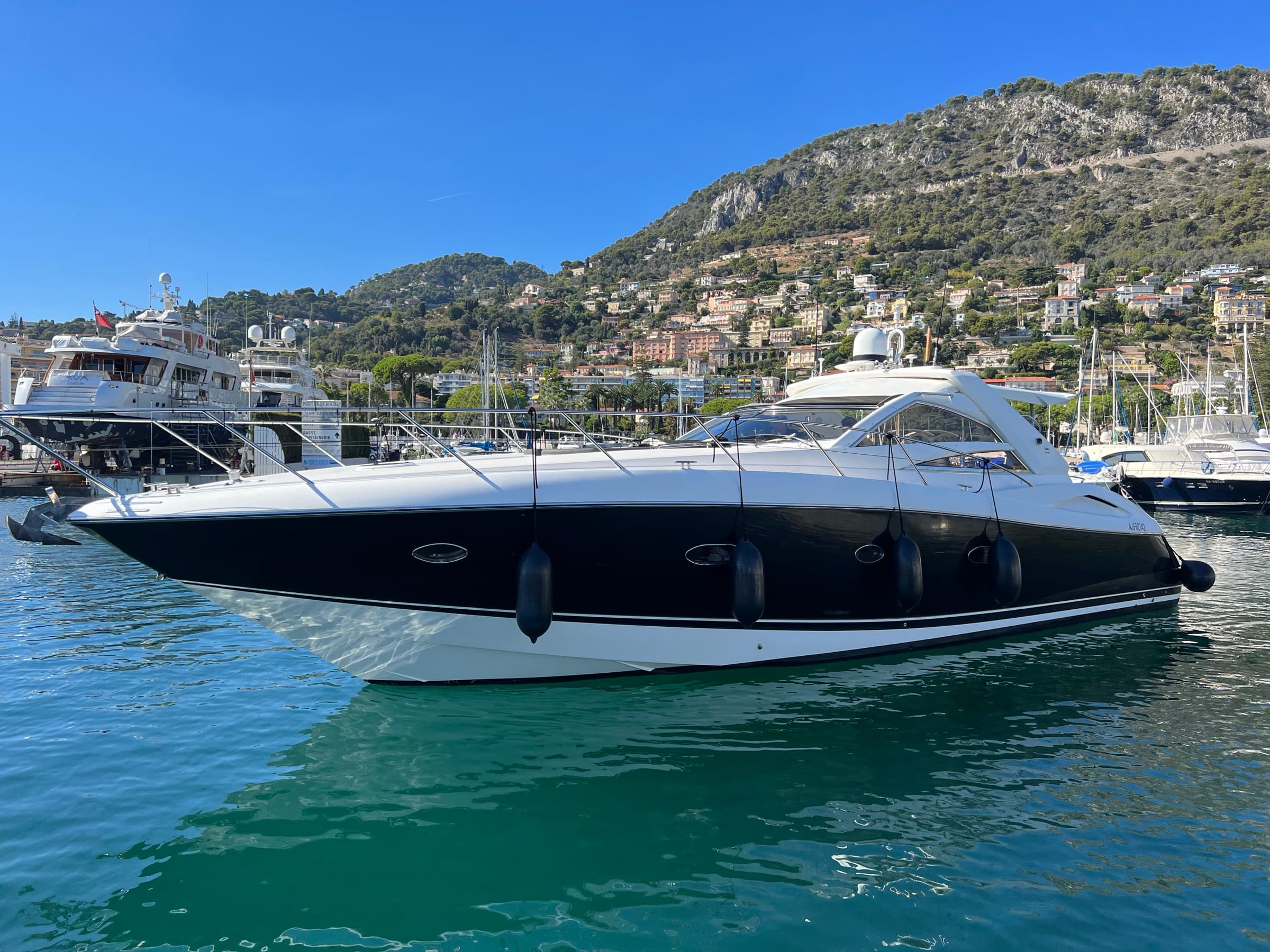 Sunseeker Portofino 53, yacht charter on the French Riviera (4)