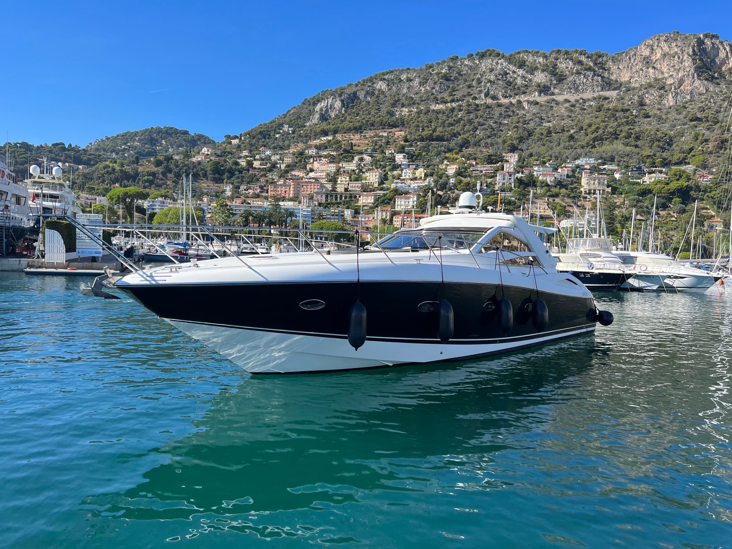 Sunseeker Portofino 53, yacht charter on the French Riviera (5)