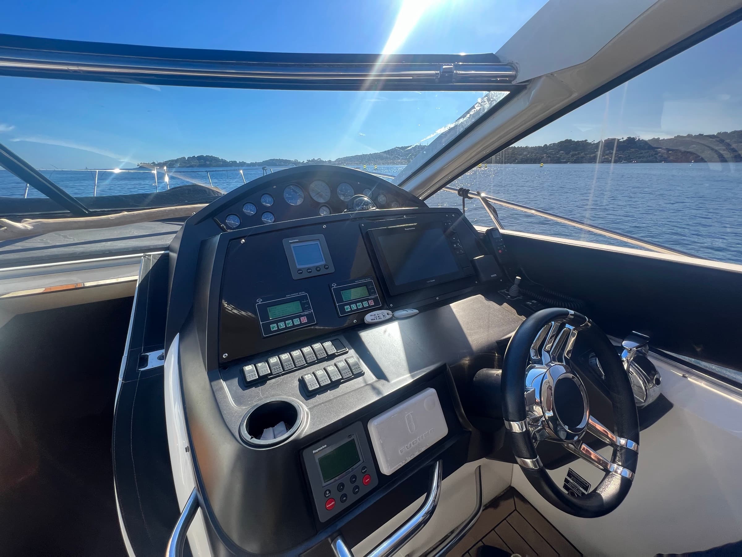 Sunseeker Portofino 53, yacht charter on the French Riviera (8)