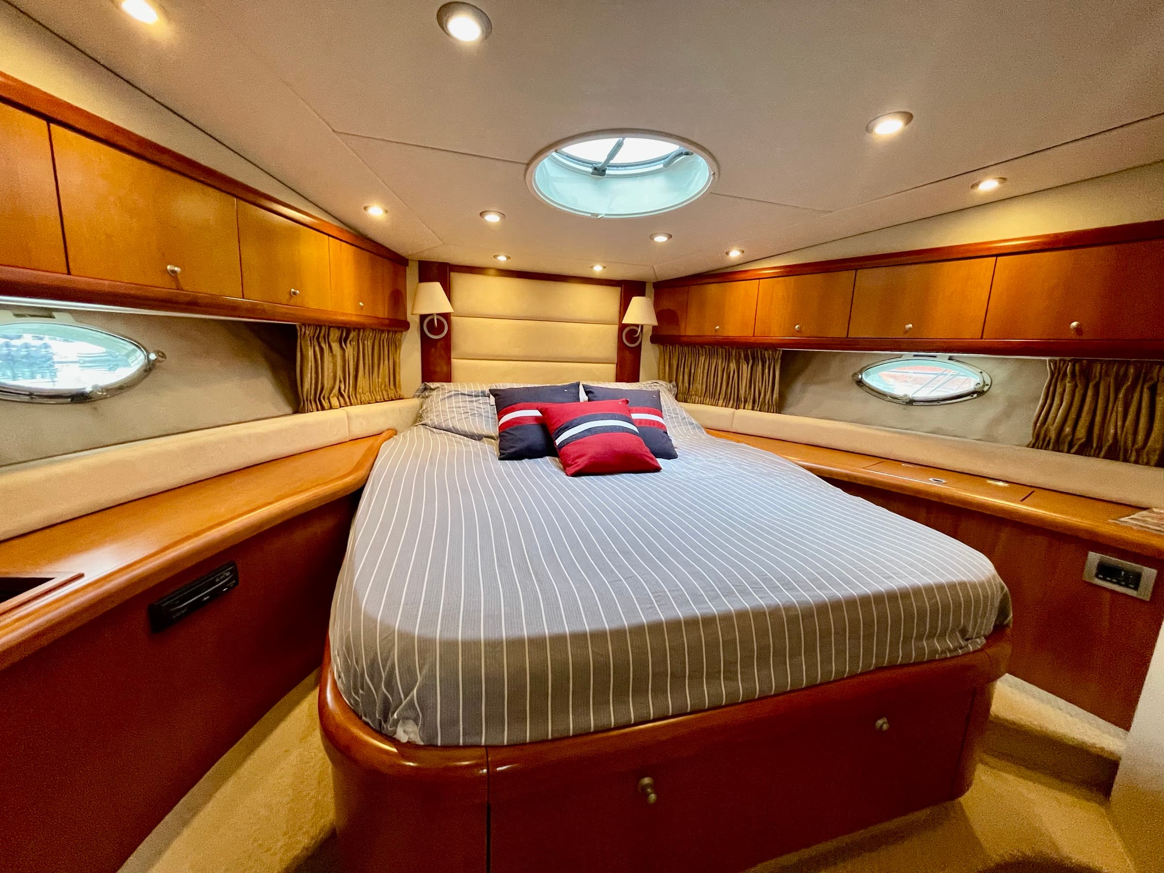Sunseeker Portofino 53, yacht charter on the French Riviera (10)