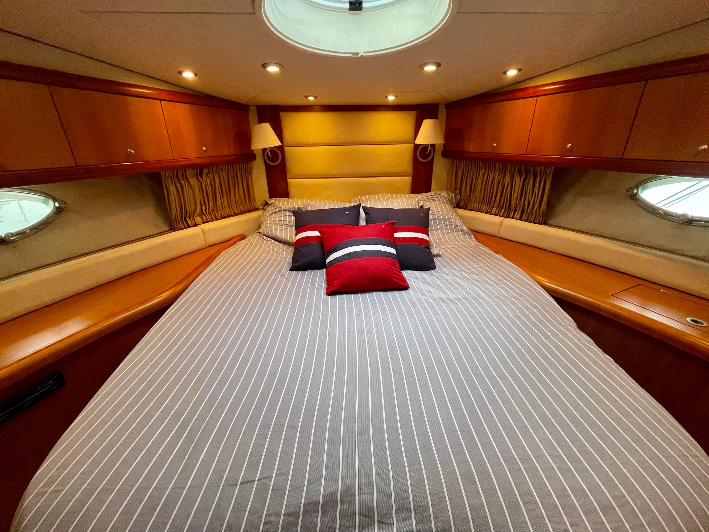 Sunseeker Portofino 53, yacht charter on the French Riviera (11)