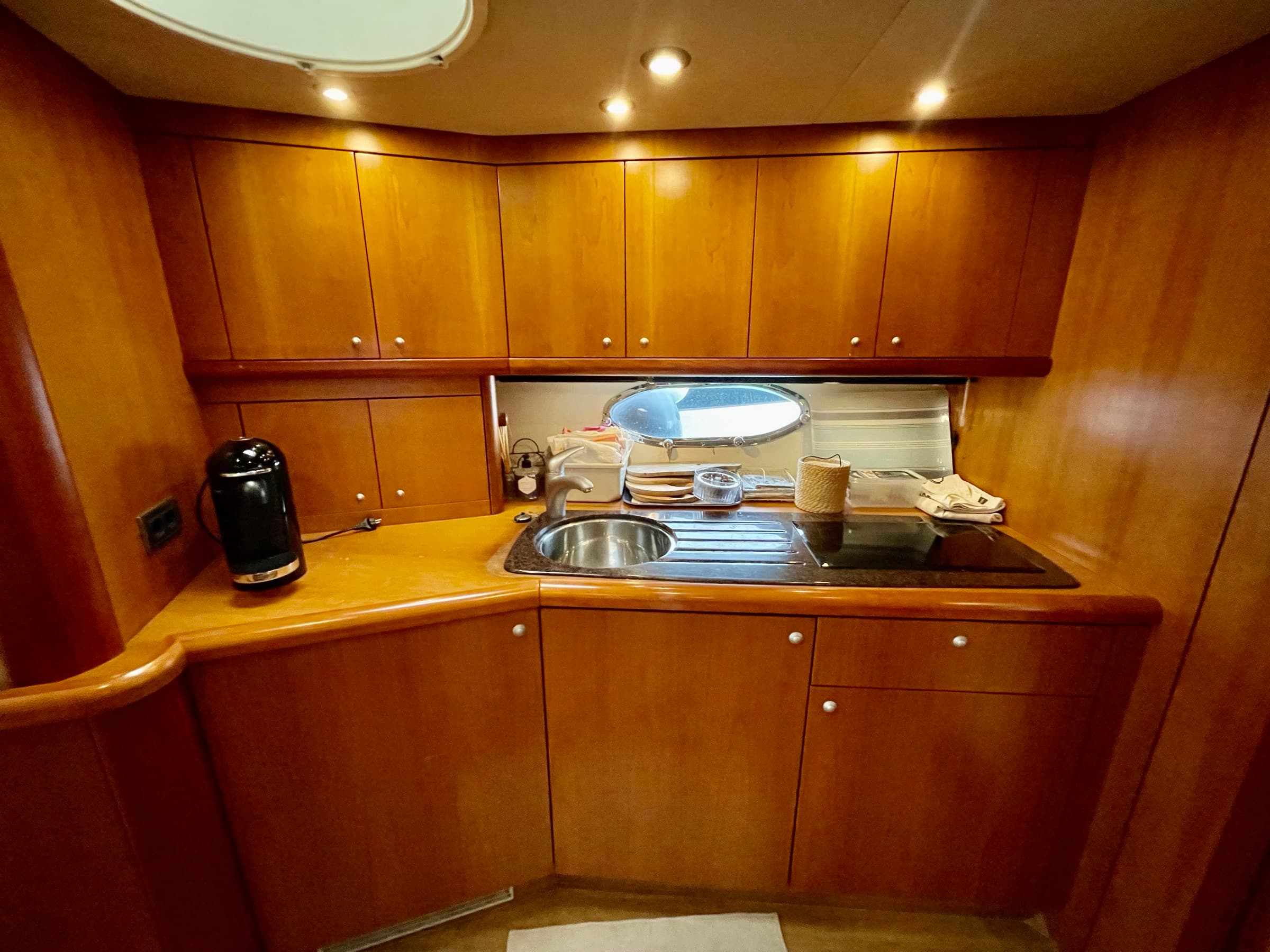 Sunseeker Portofino 53, yacht charter on the French Riviera (12)