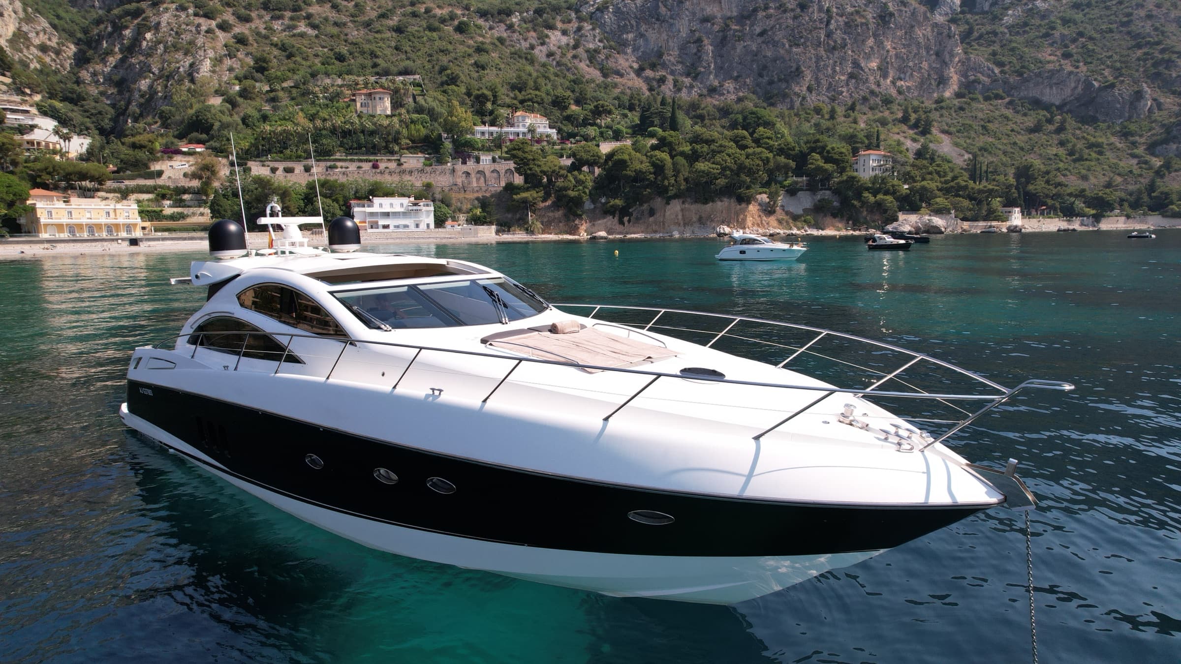 Sunseeker Predator 62, yacht charter on the French Riviera (2)