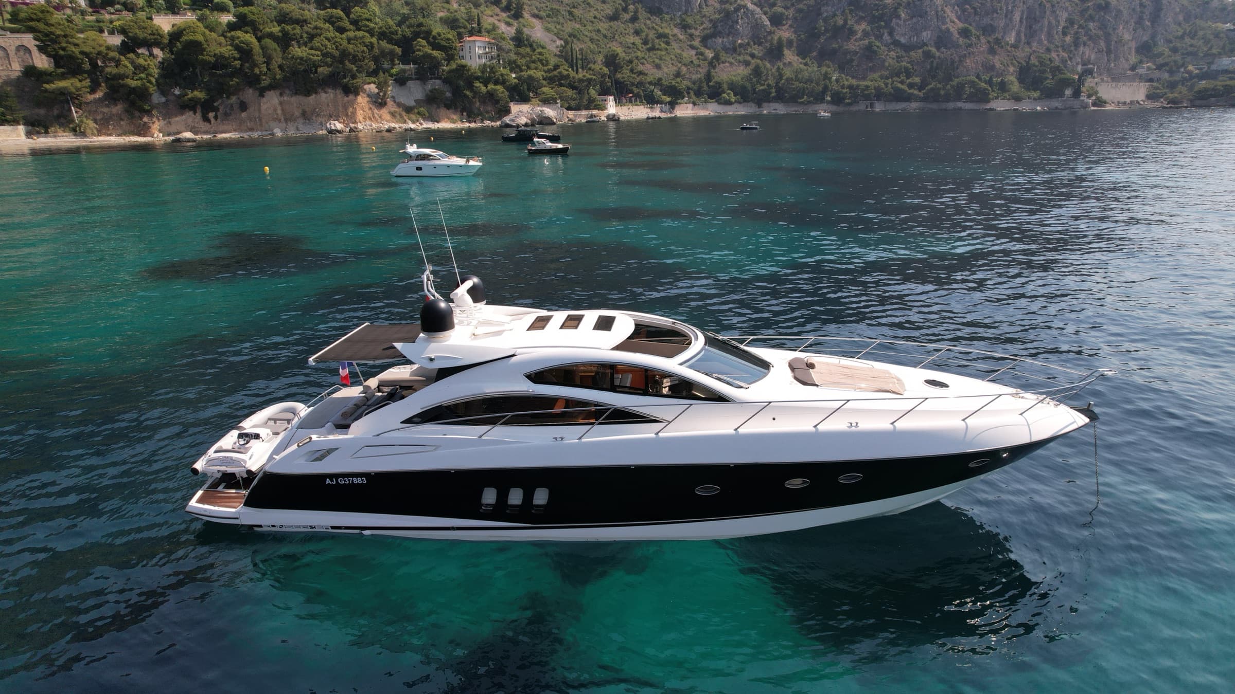 Sunseeker Predator 62, yacht charter on the French Riviera (3)